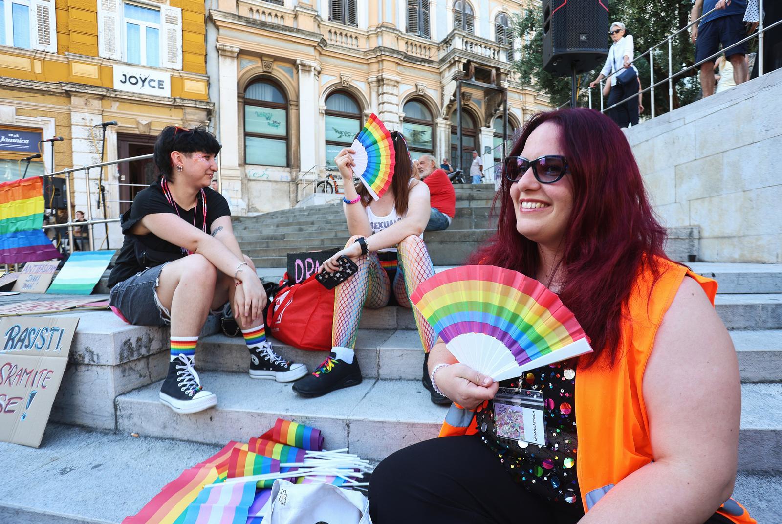 FOTO I VIDEO U Puli održana Povorka ponosa, pažnju privukli transparenti