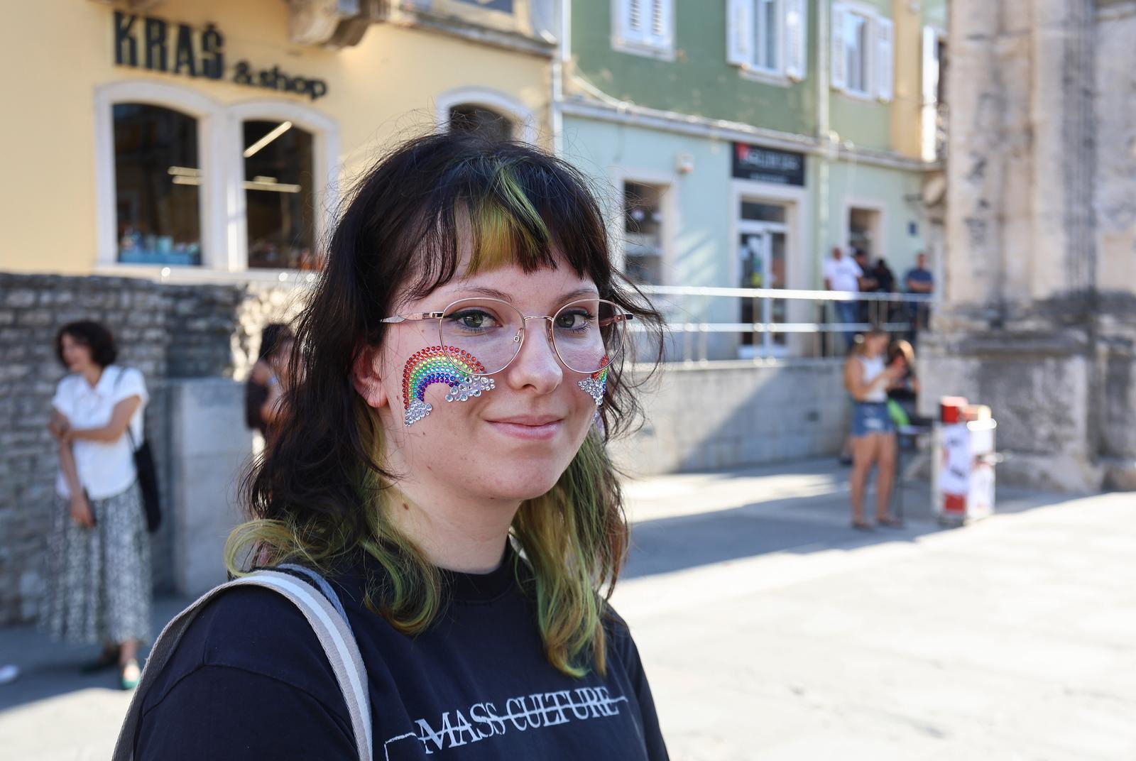 FOTO I VIDEO U Puli održana Povorka ponosa, pažnju privukli transparenti
