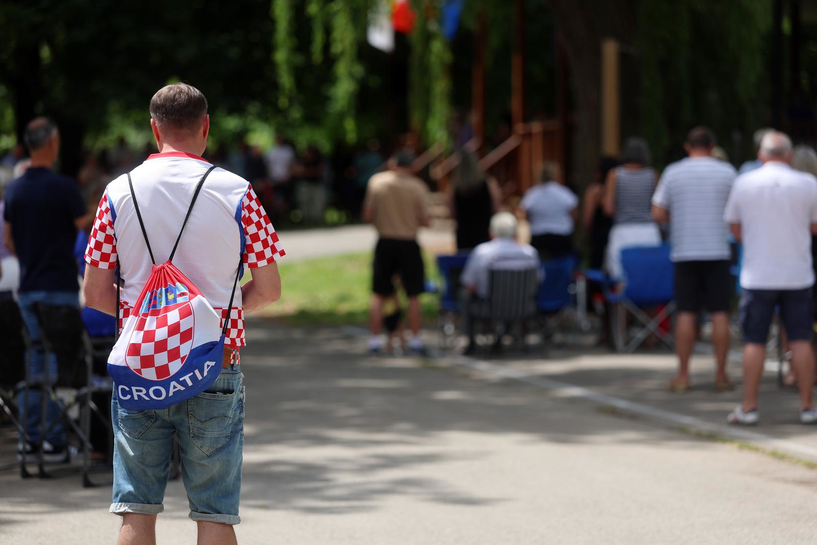 FOTO Hrvatski navijači okupili su se u Kanadi. Bili na misi pa poslije na pikniku