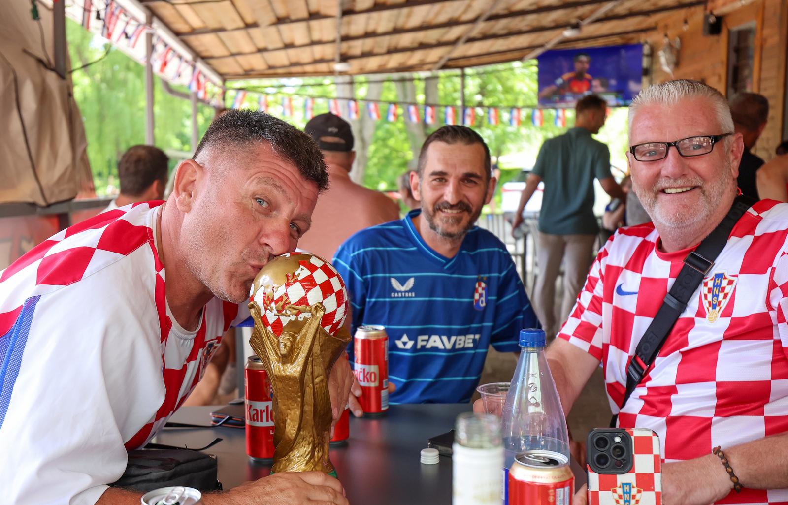 FOTO Hrvatski navijači okupili su se u Kanadi. Bili na misi pa poslije na pikniku