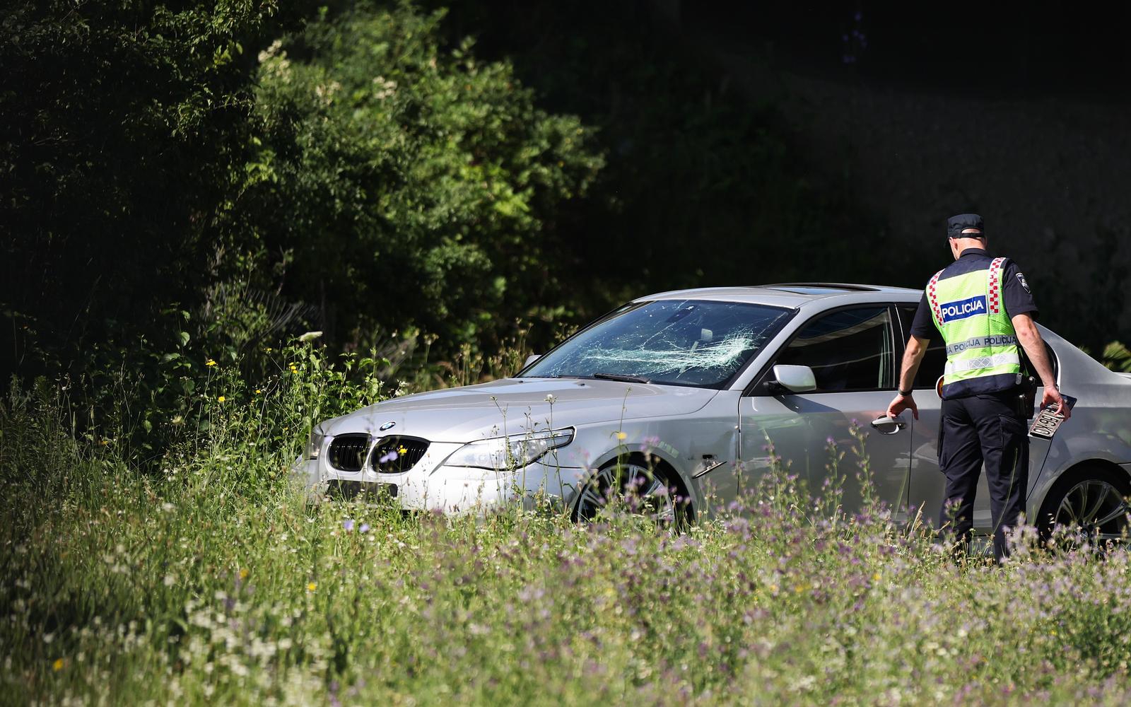 FOTO Mladić u BMW-u bježao policiji, zabio se u njih i napao ih. Pogledajte kaznu