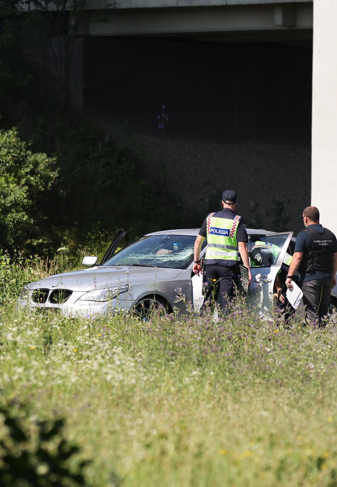 FOTO Mladić u BMW-u bježao policiji, zabio se u njih i napao ih. Pogledajte kaznu
