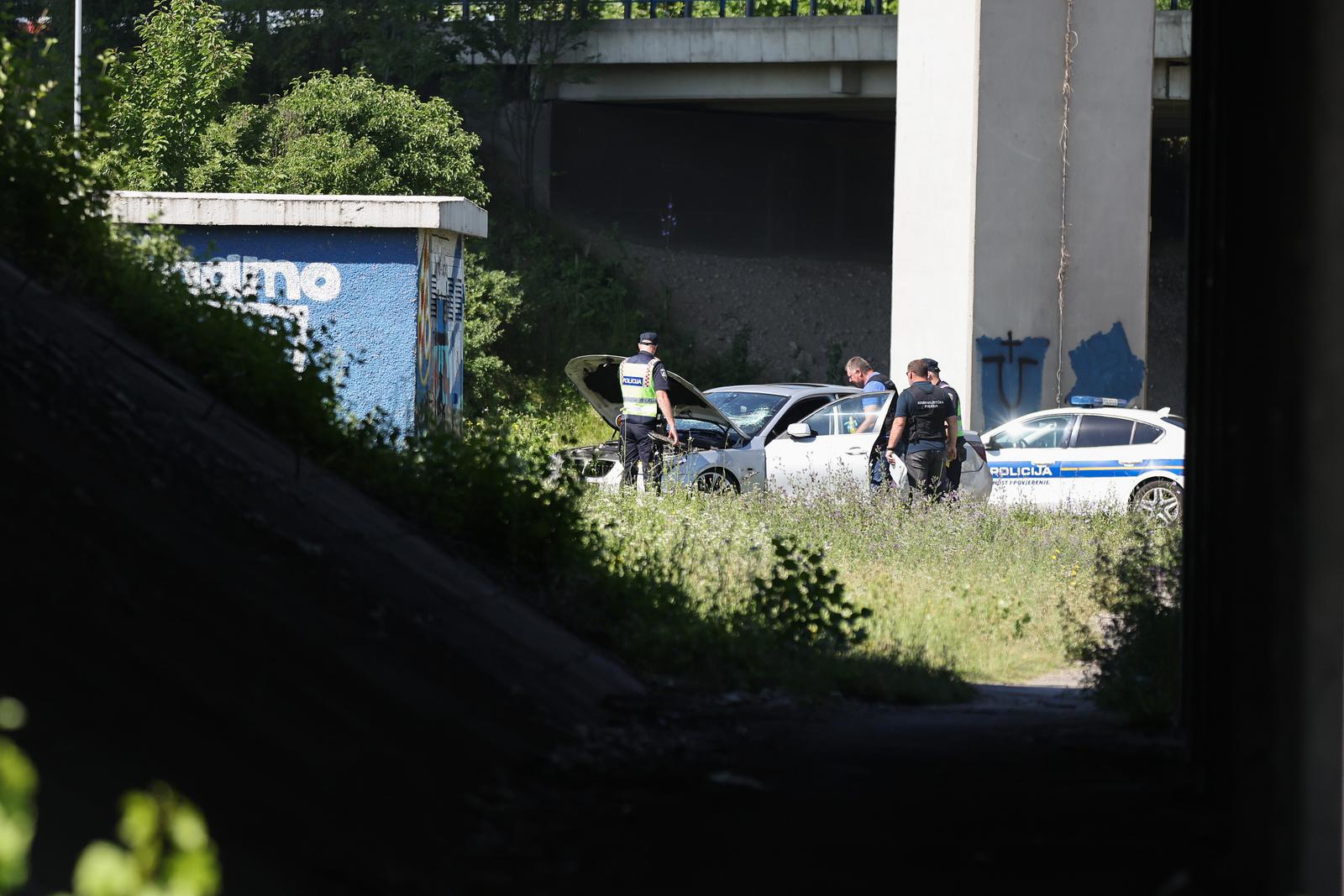 FOTO Mladić u BMW-u bježao policiji, zabio se u njih i napao ih. Pogledajte kaznu