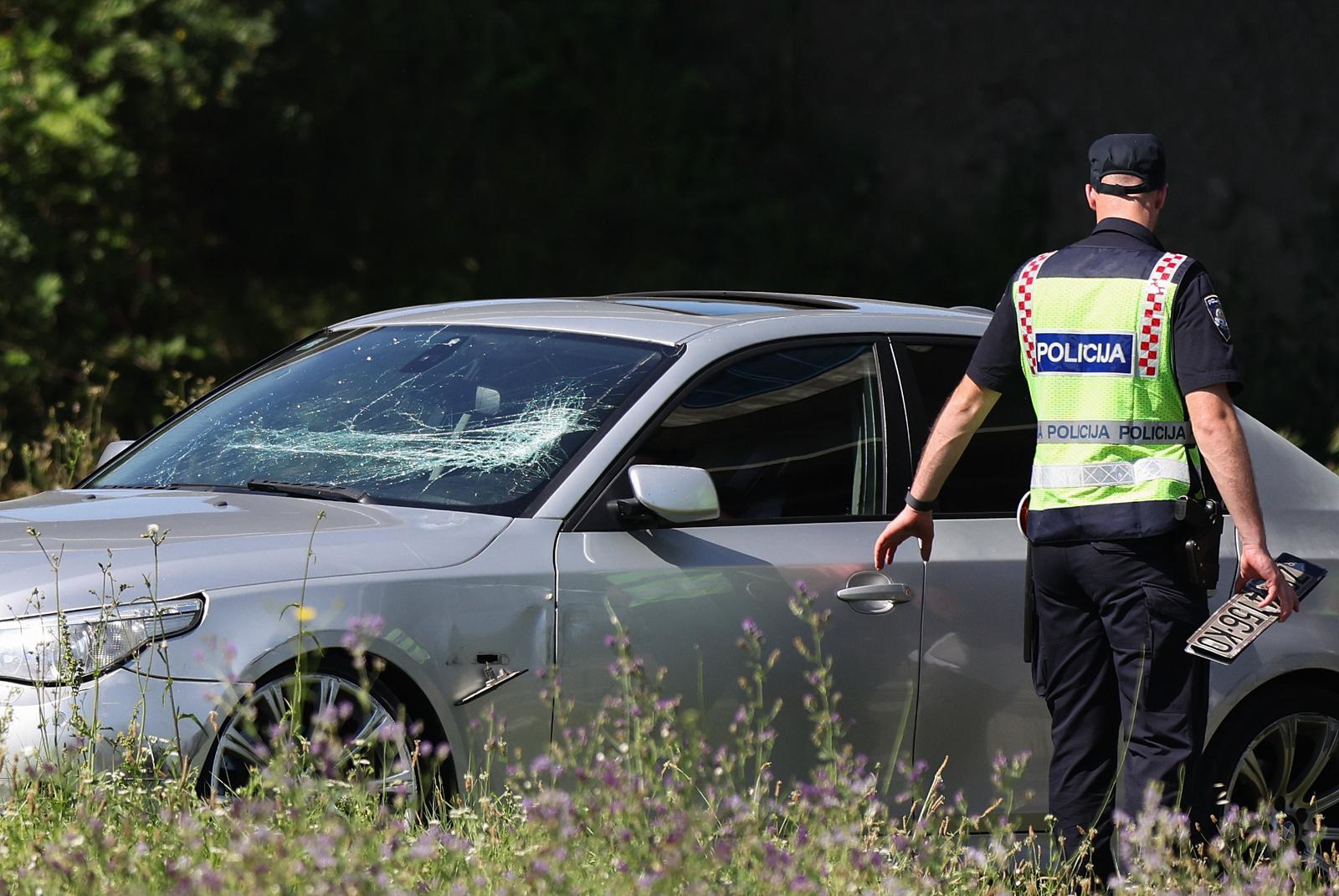 FOTO Mladić u BMW-u bježao policiji, zabio se u njih i napao ih. Pogledajte kaznu