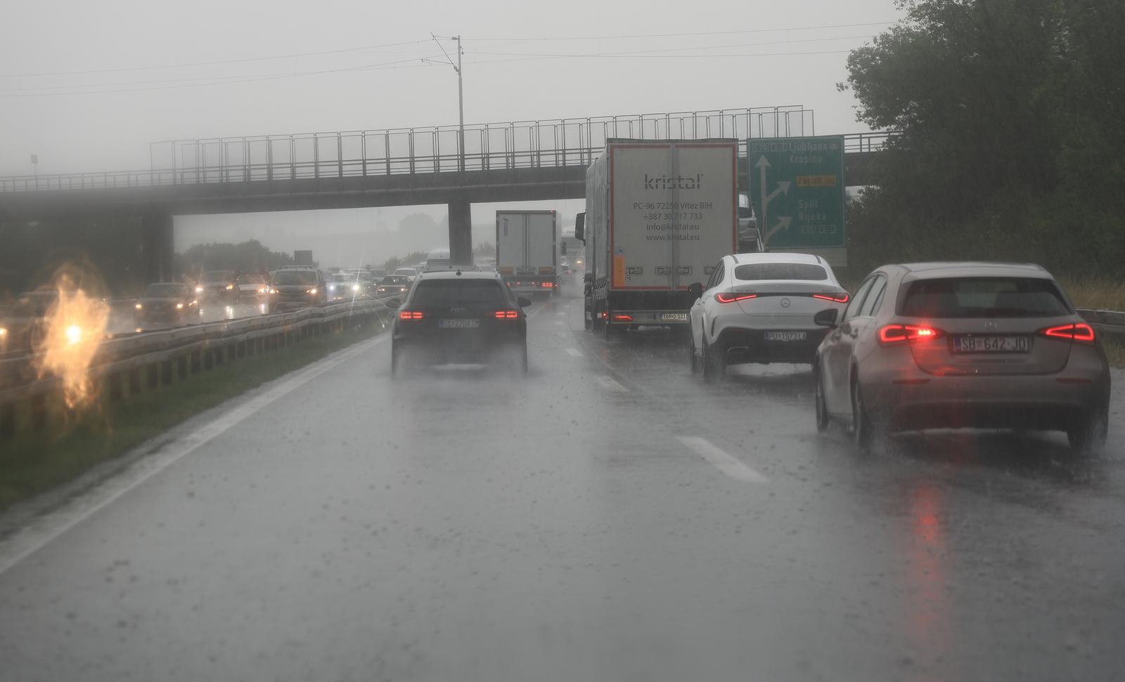 Jak pljusak i vjetar stigli do Zagreba, pala temperatura. Sloveniju pogodila tuča