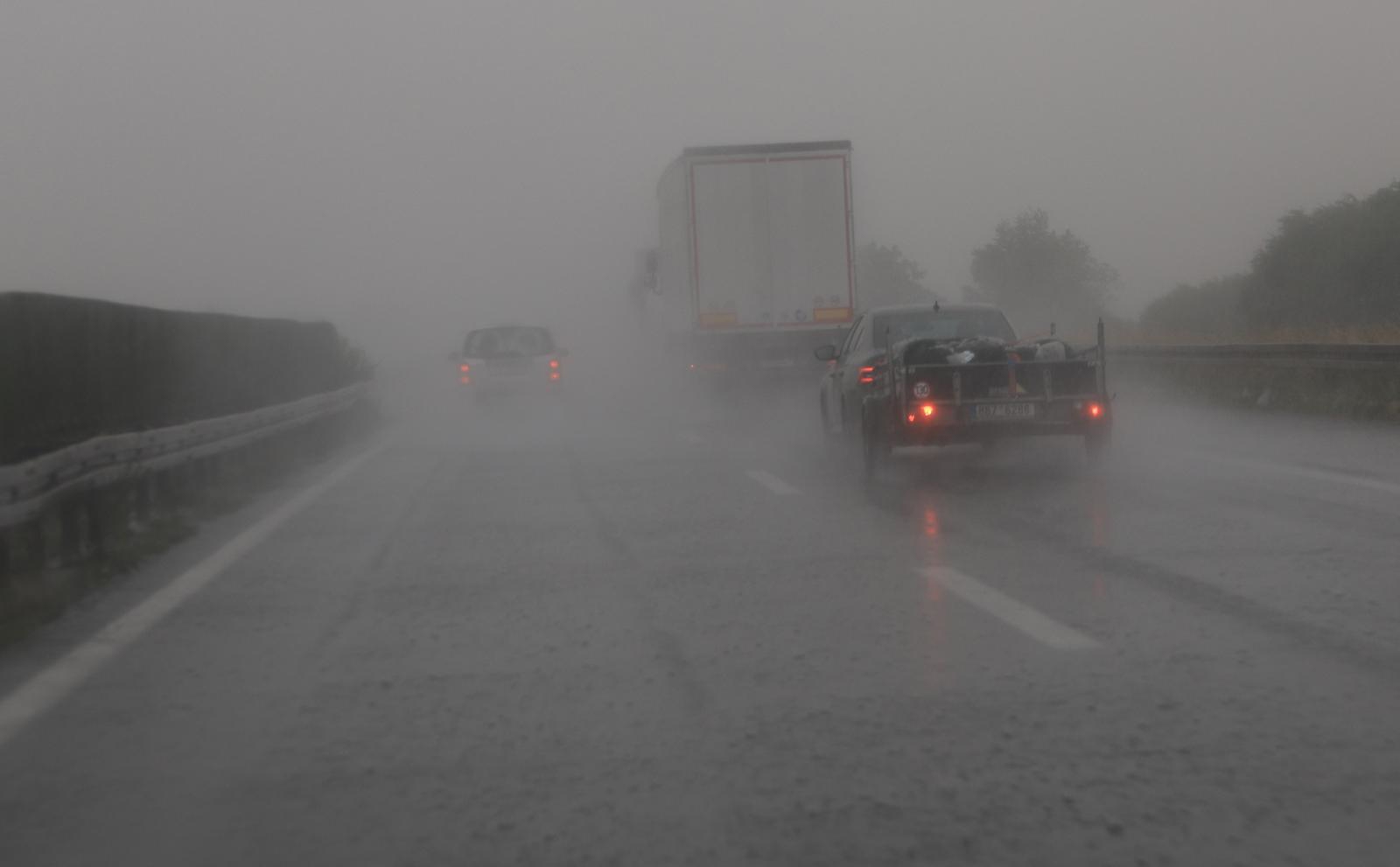 Jak pljusak i vjetar stigli do Zagreba, pala temperatura. Sloveniju pogodila tuča