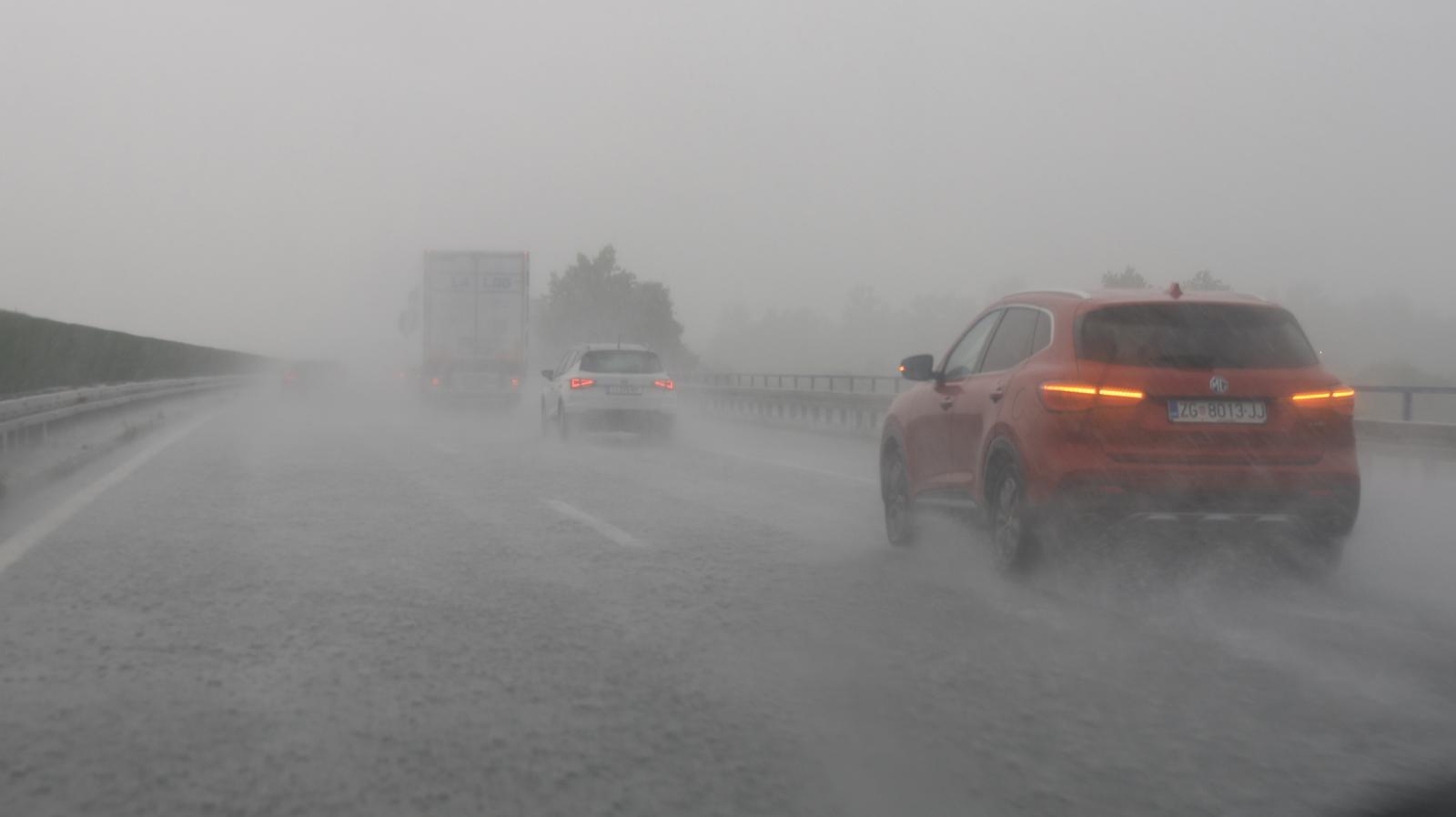 Jak pljusak i vjetar stigli do Zagreba, pala temperatura. Sloveniju pogodila tuča