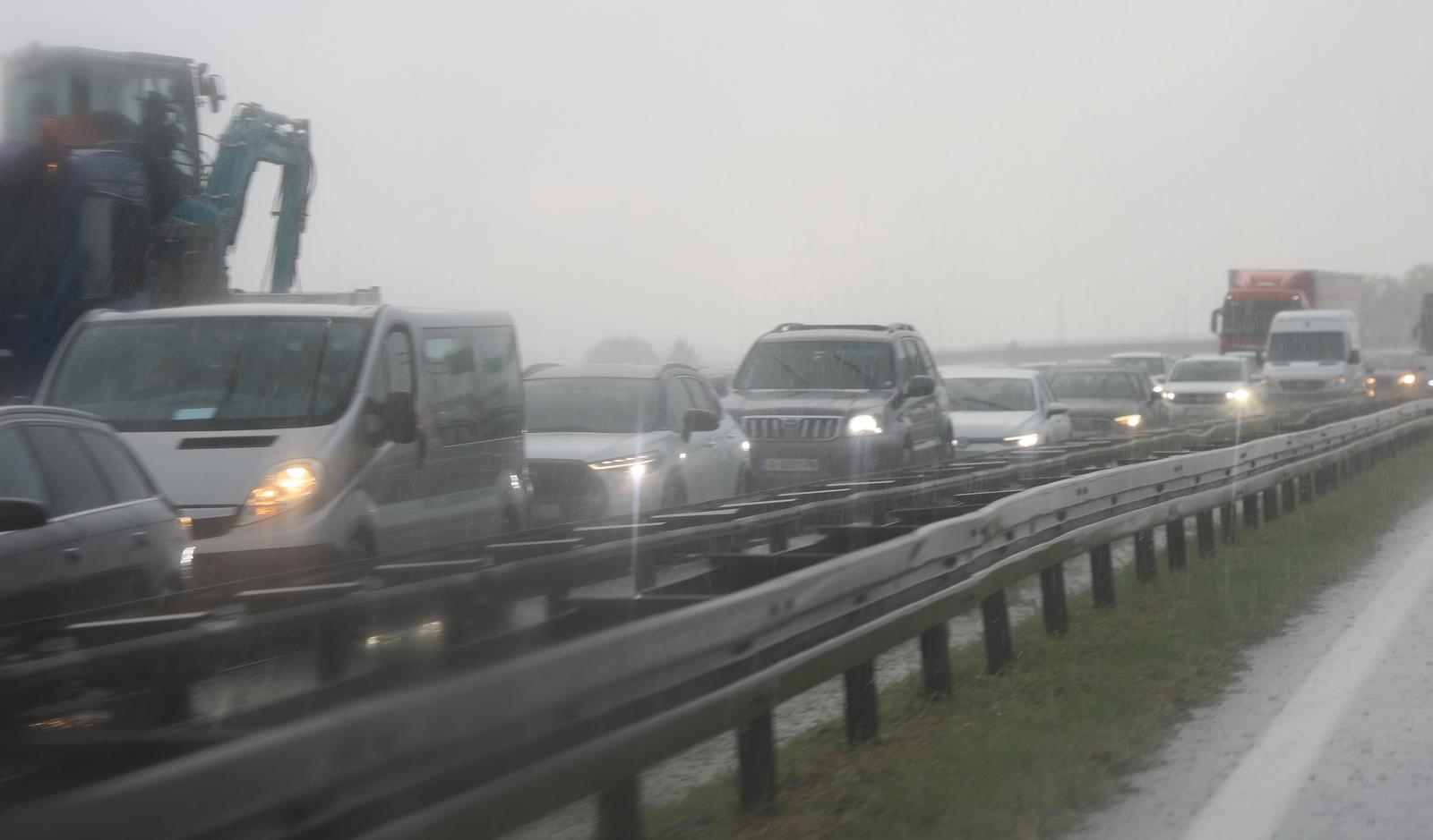 Jak pljusak i vjetar stigli do Zagreba, pala temperatura. Sloveniju pogodila tuča