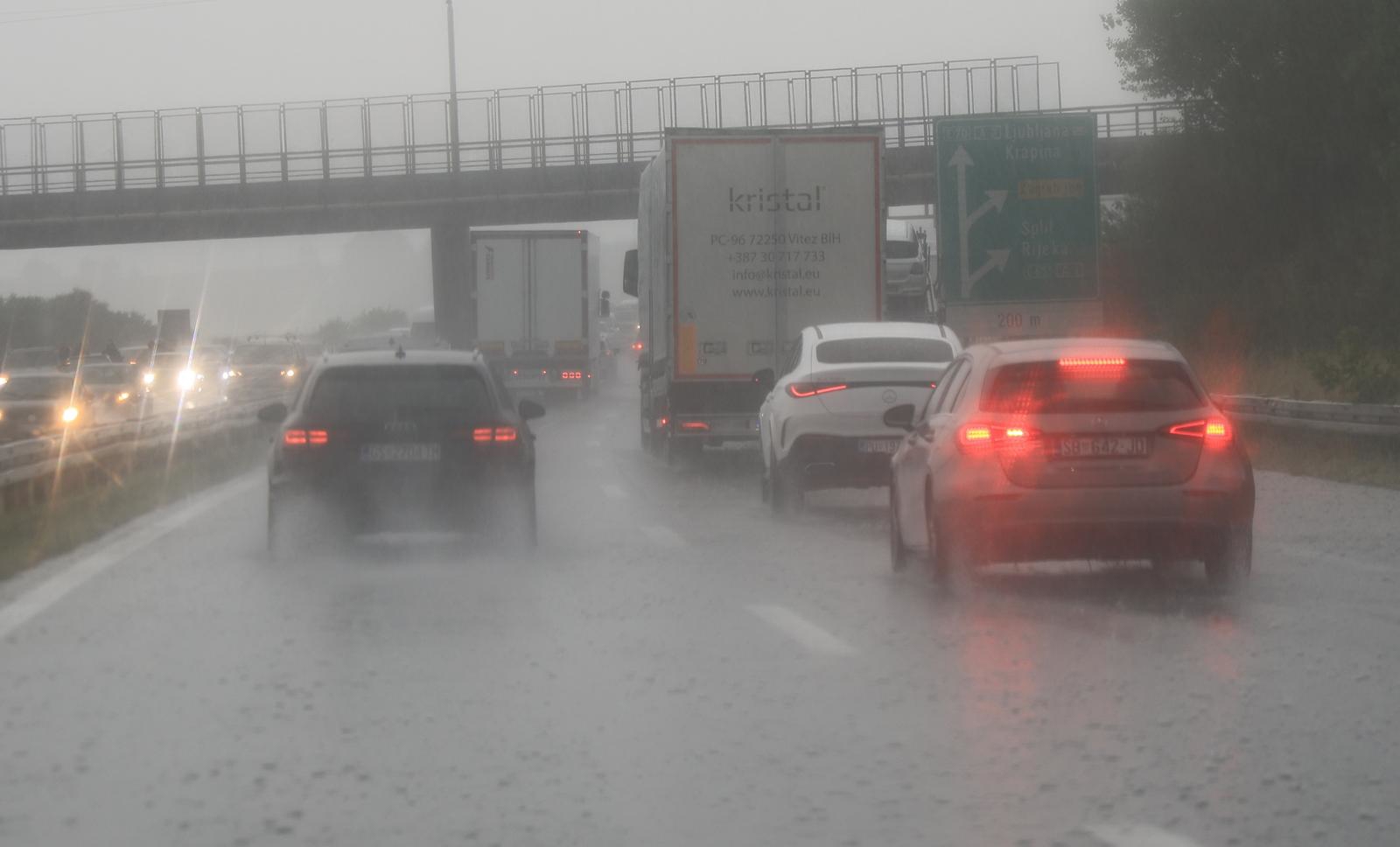 Jak pljusak i vjetar stigli do Zagreba, pala temperatura. Sloveniju pogodila tuča