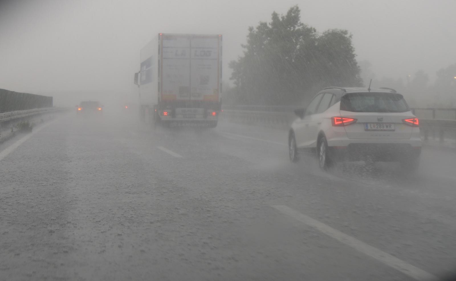 Jak pljusak i vjetar stigli do Zagreba, pala temperatura. Sloveniju pogodila tuča