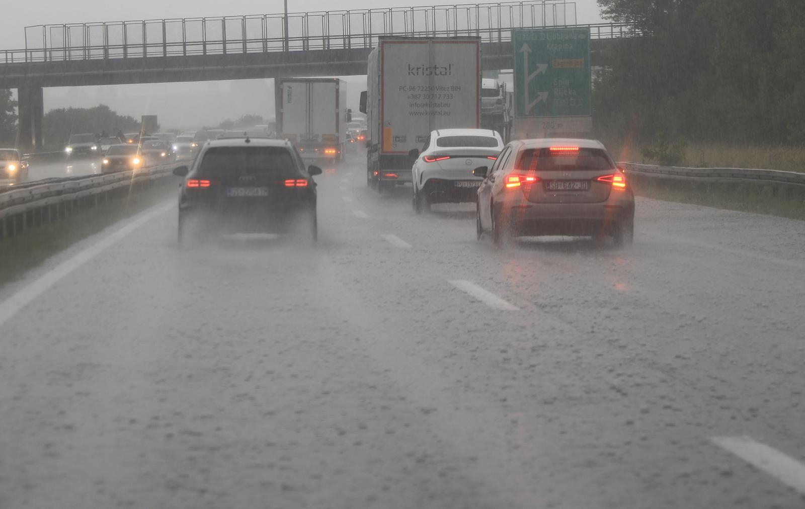 Jak pljusak i vjetar stigli do Zagreba, pala temperatura. Sloveniju pogodila tuča