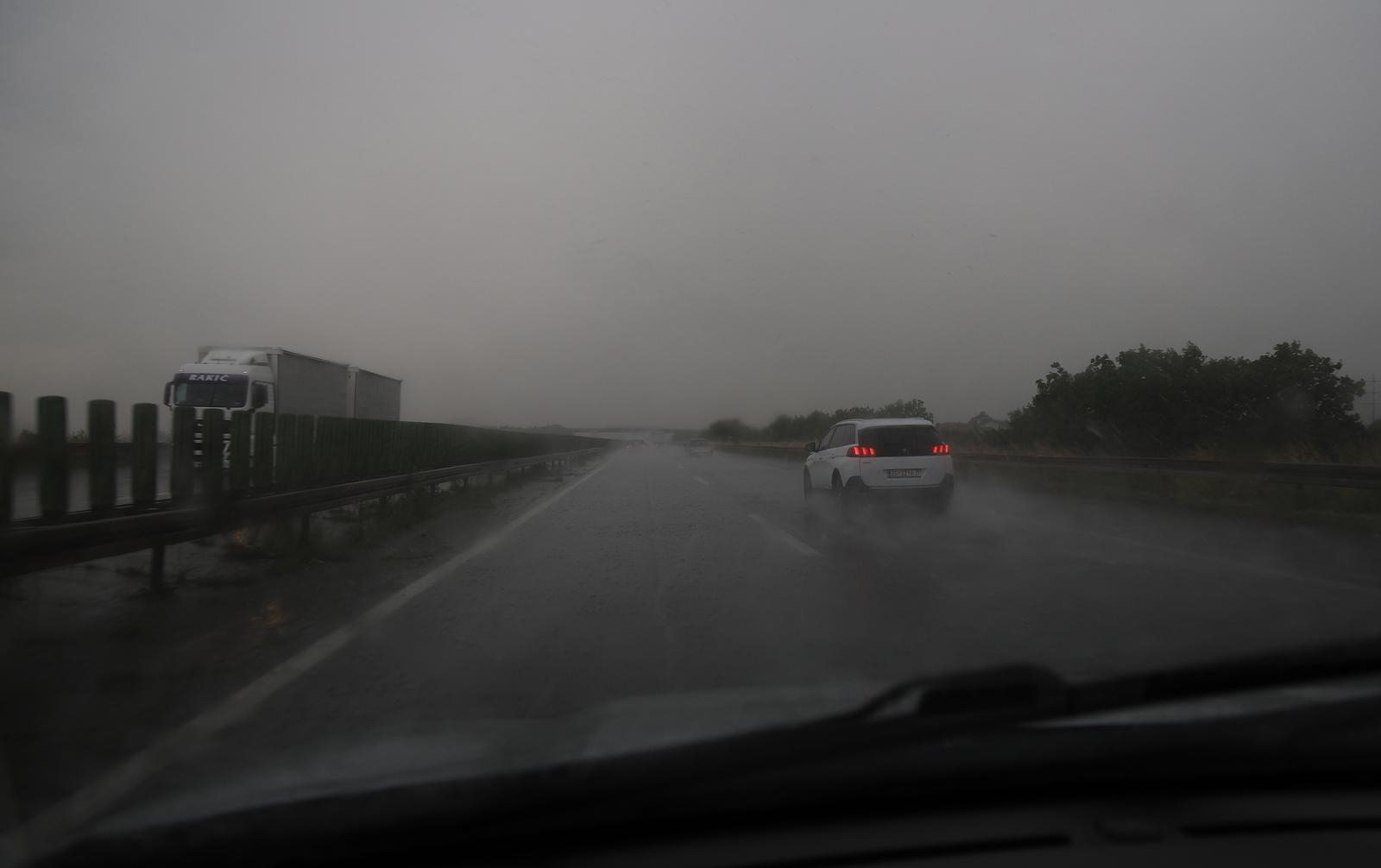 Jak pljusak i vjetar stigli do Zagreba, pala temperatura. Sloveniju pogodila tuča