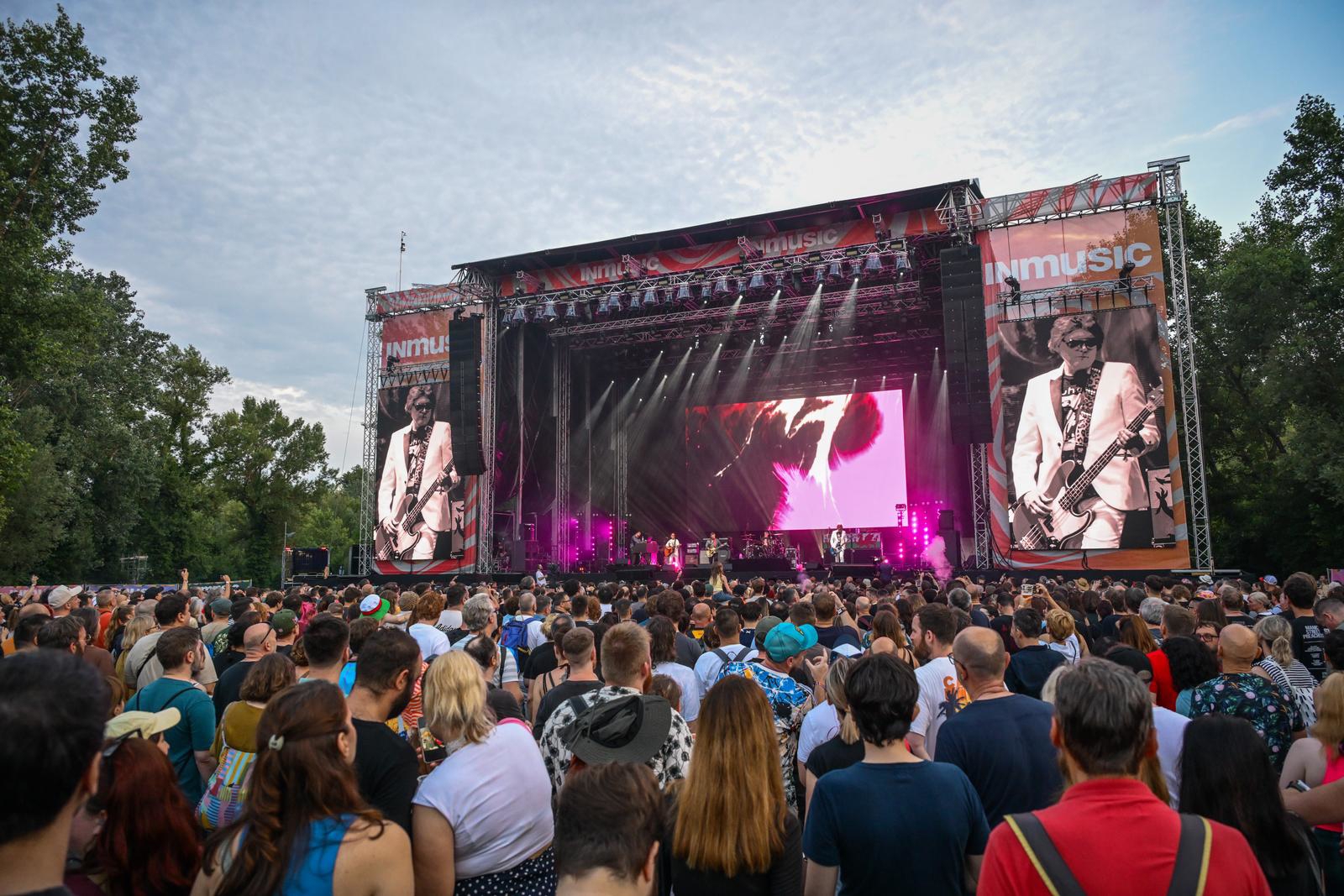 FOTO Zanimljive ljetne kombinacije i kabanice obilježile prvi dan INmusica