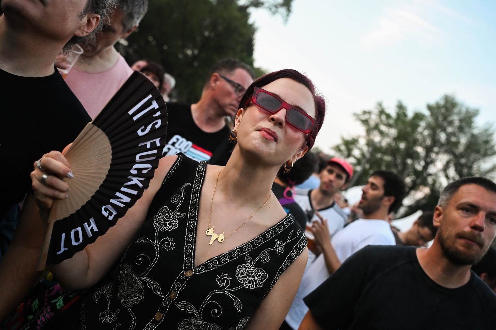 FOTO Zanimljive ljetne kombinacije i kabanice obilježile prvi dan INmusica