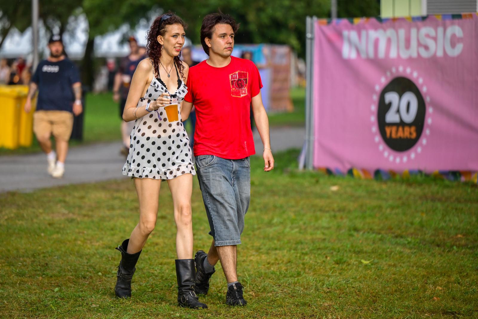 FOTO Zanimljive ljetne kombinacije i kabanice obilježile prvi dan INmusica