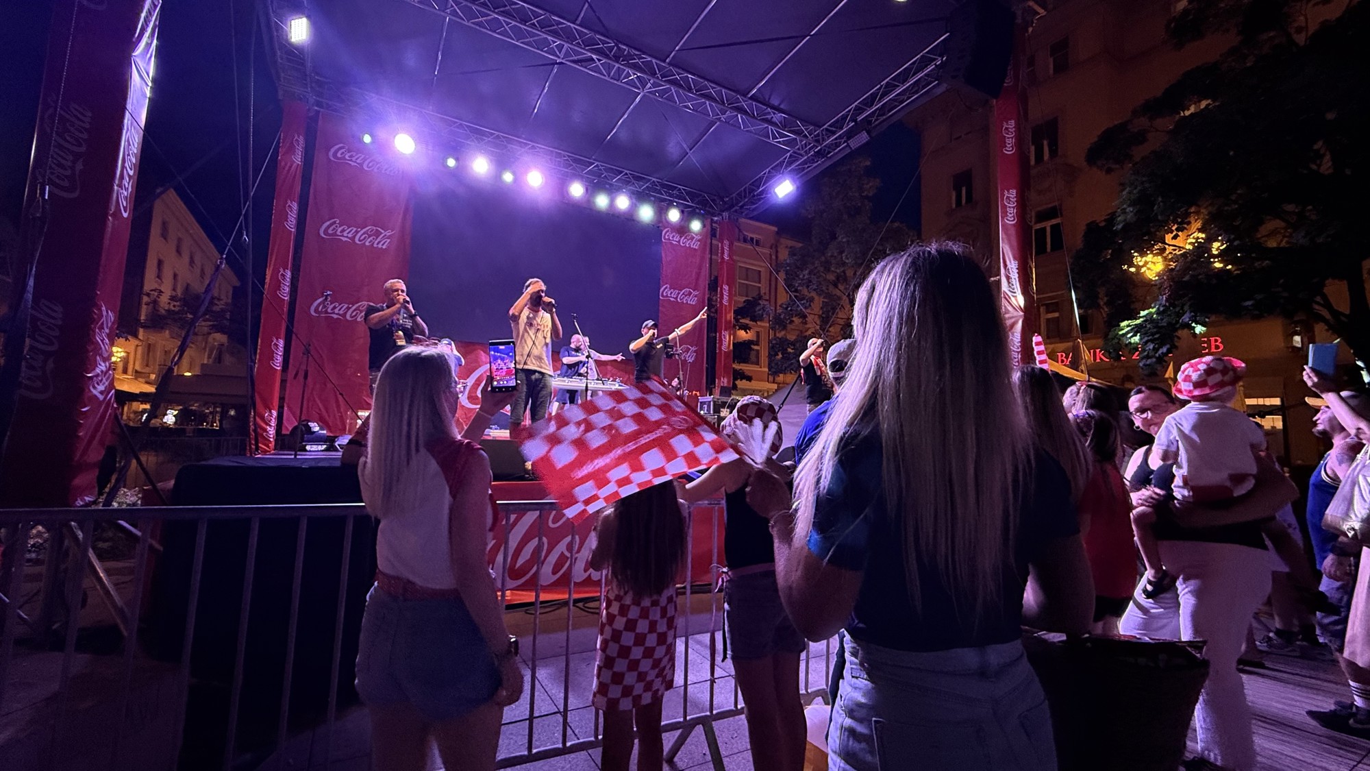 VIDEO Zaprešić Boysi na Cvjetnom trgu u Zagrebu zagrijavaju atmosferu pred utakmicu