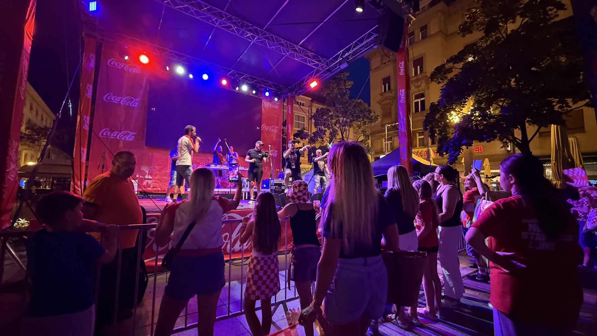 VIDEO Zaprešić Boysi na Cvjetnom trgu u Zagrebu zagrijavaju atmosferu pred utakmicu