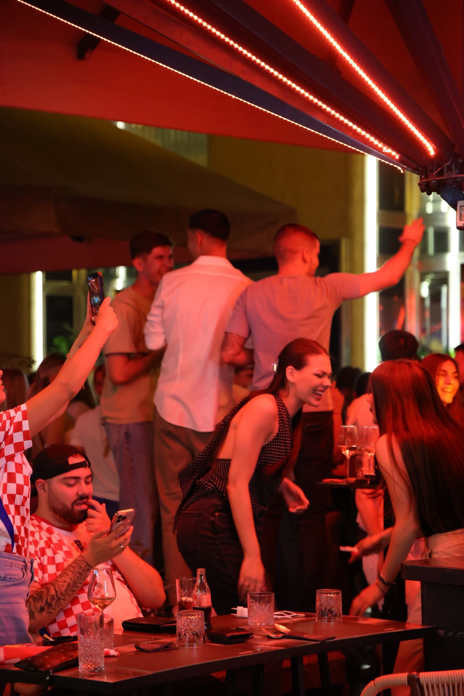 FOTO I VIDEO Pogledajte kakvo je stanje u zagrebačkim kafićima uoči susreta s Panamom