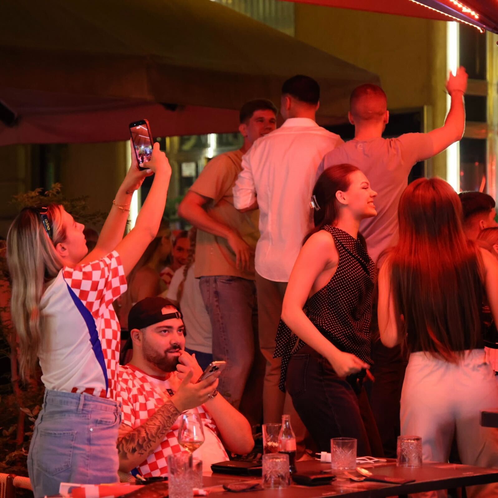 FOTO I VIDEO Pogledajte kakvo je stanje u zagrebačkim kafićima uoči susreta s Panamom