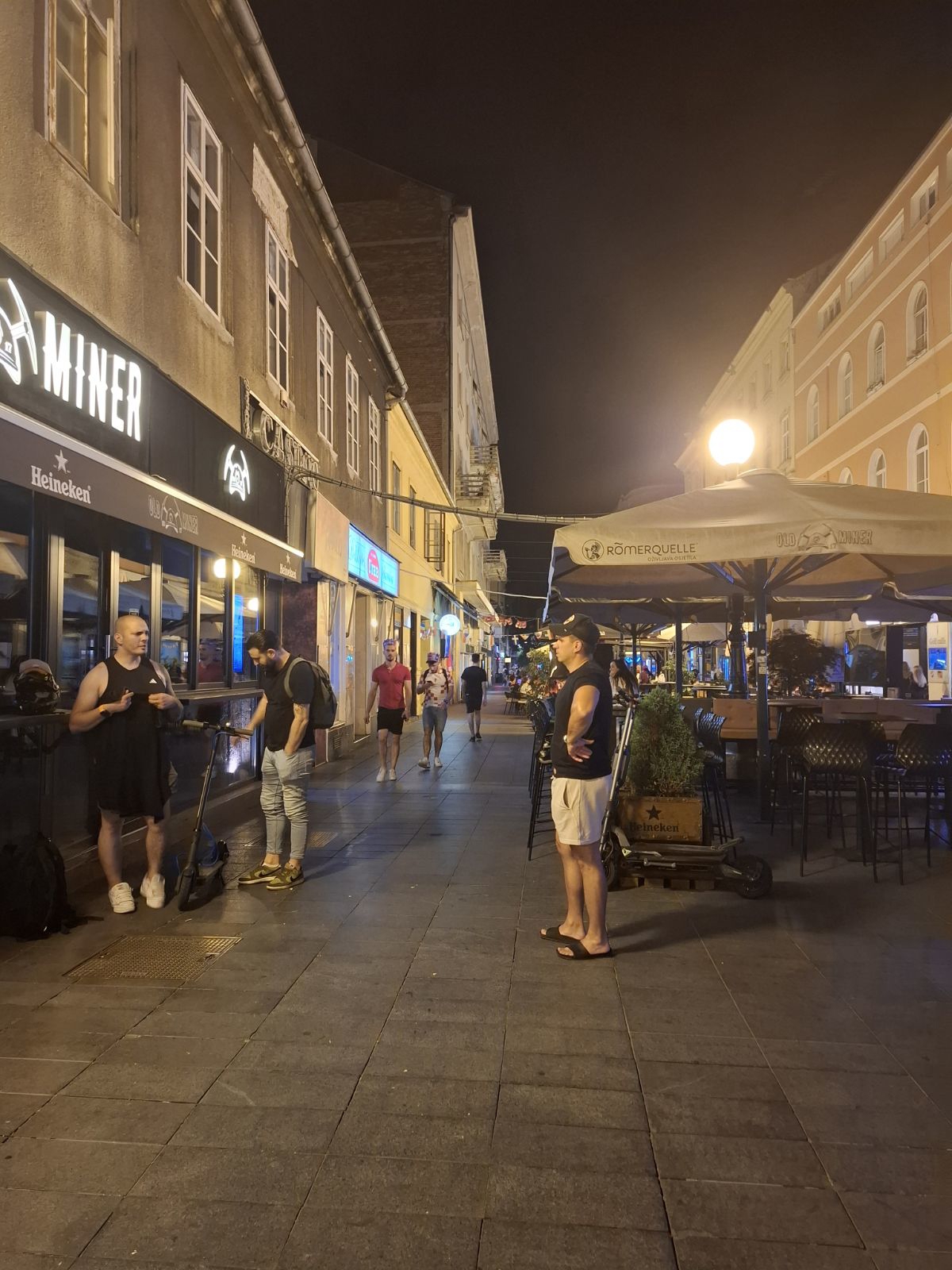 FOTO I VIDEO Pogledajte kakvo je stanje u zagrebačkim kafićima uoči susreta s Panamom