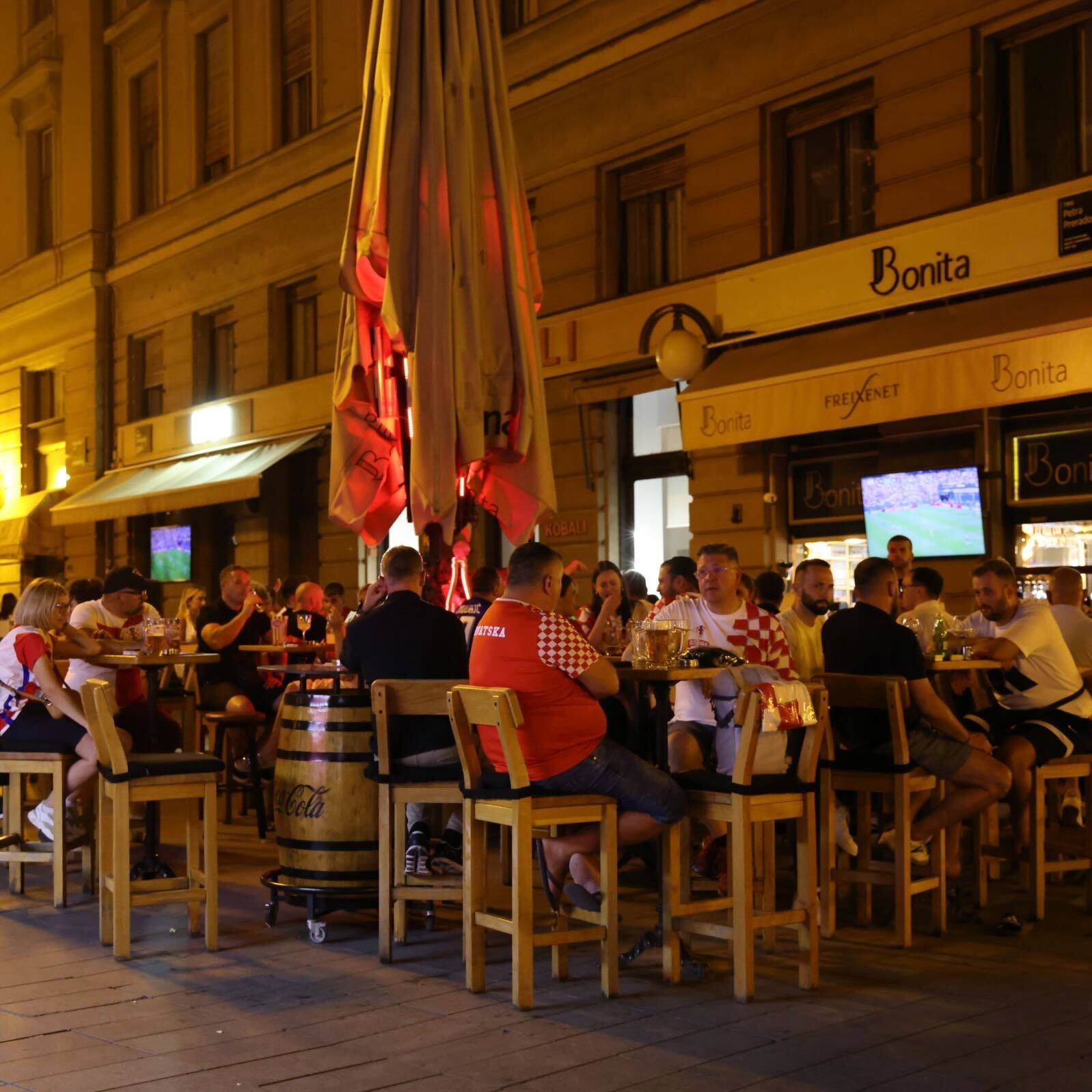 FOTO I VIDEO Pogledajte kakvo je stanje u zagrebačkim kafićima uoči susreta s Panamom