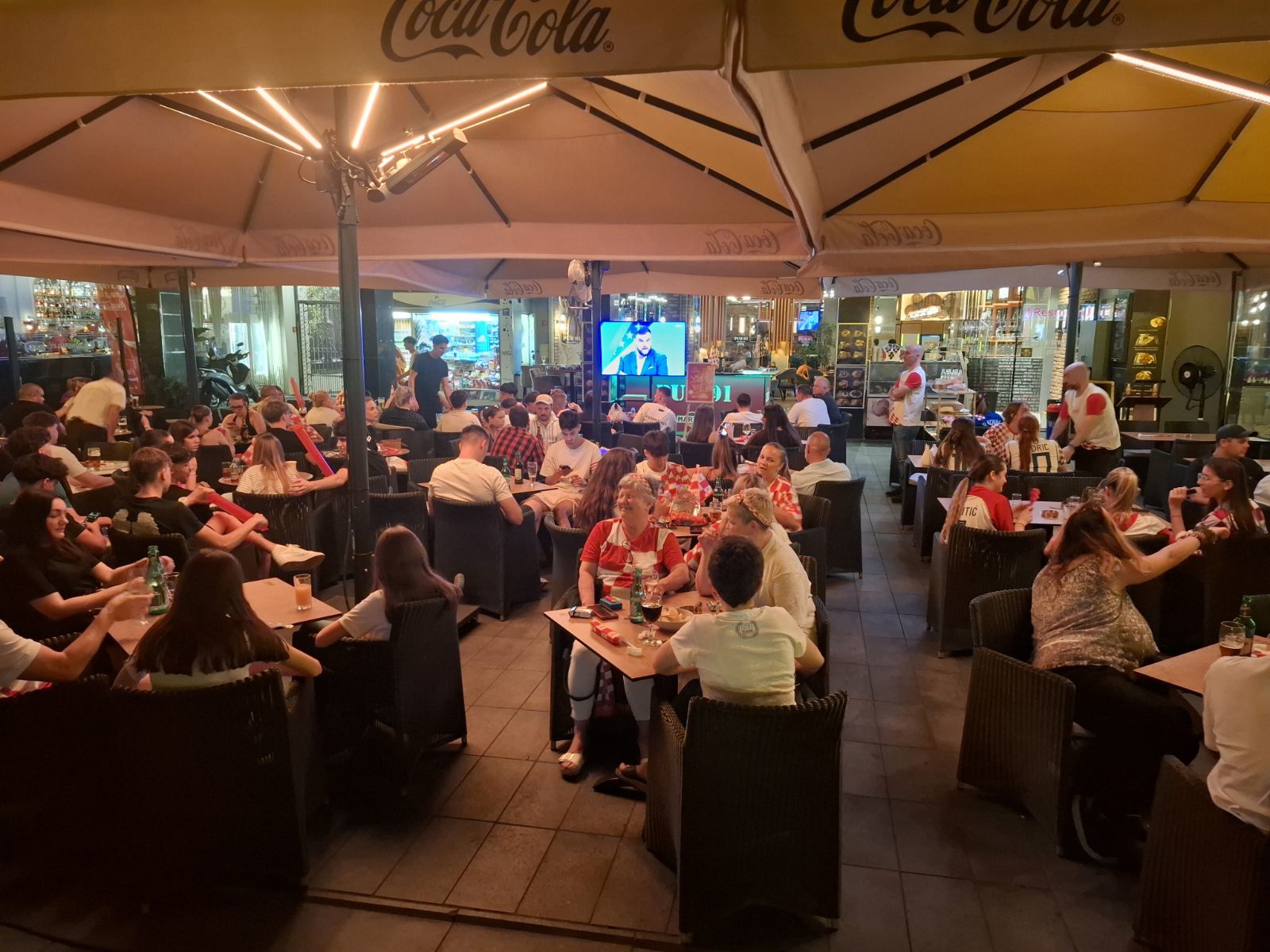 FOTO I VIDEO Pogledajte kakvo je stanje u zagrebačkim kafićima uoči susreta s Panamom