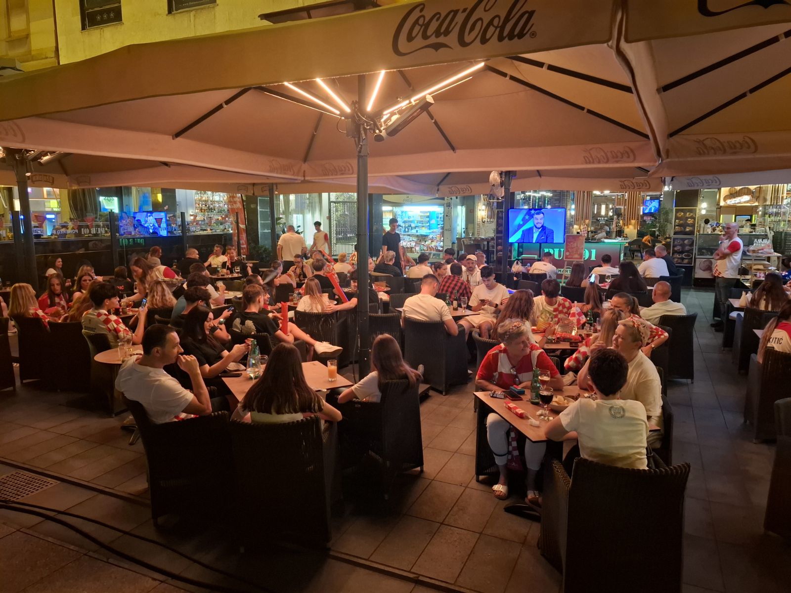 FOTO I VIDEO Pogledajte kakvo je stanje u zagrebačkim kafićima uoči susreta s Panamom