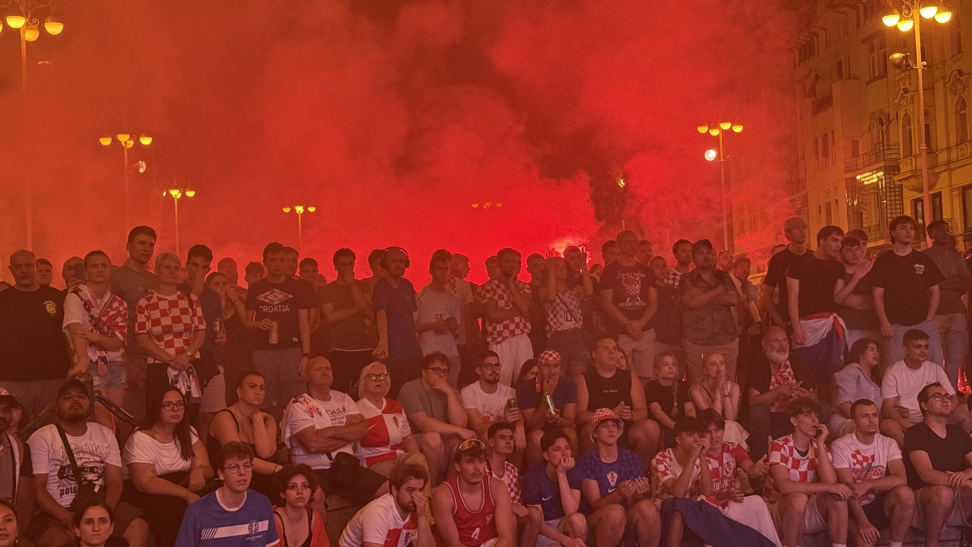 VIDEO Pogledajte reakciju Zagrepčana nakon obrane Livakovića (pale se i baklje)