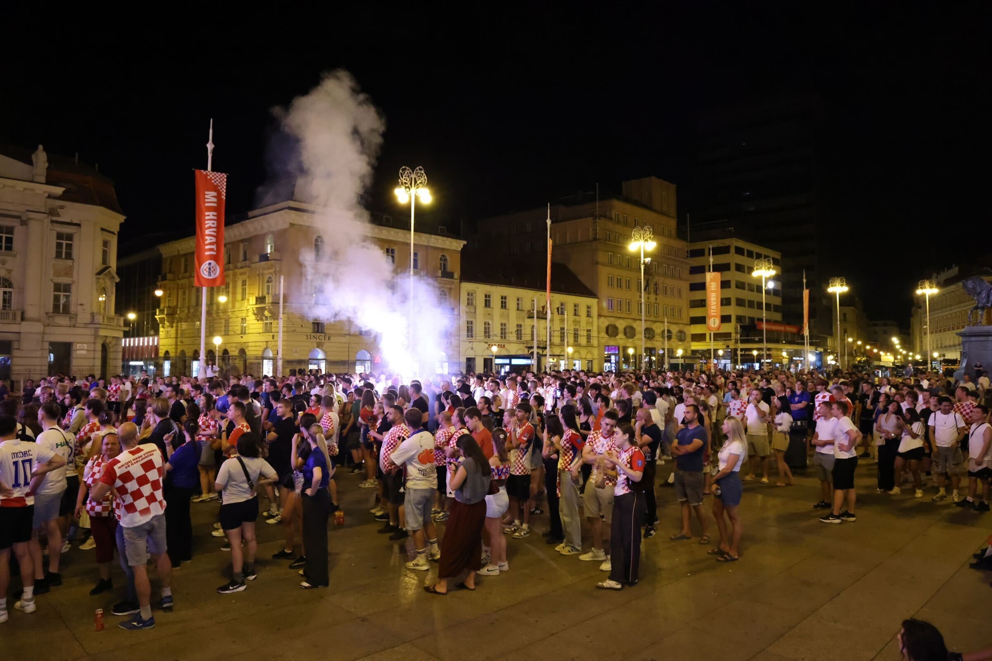 VIDEO Pogledajte reakciju Zagrepčana nakon obrane Livakovića (pale se i baklje)