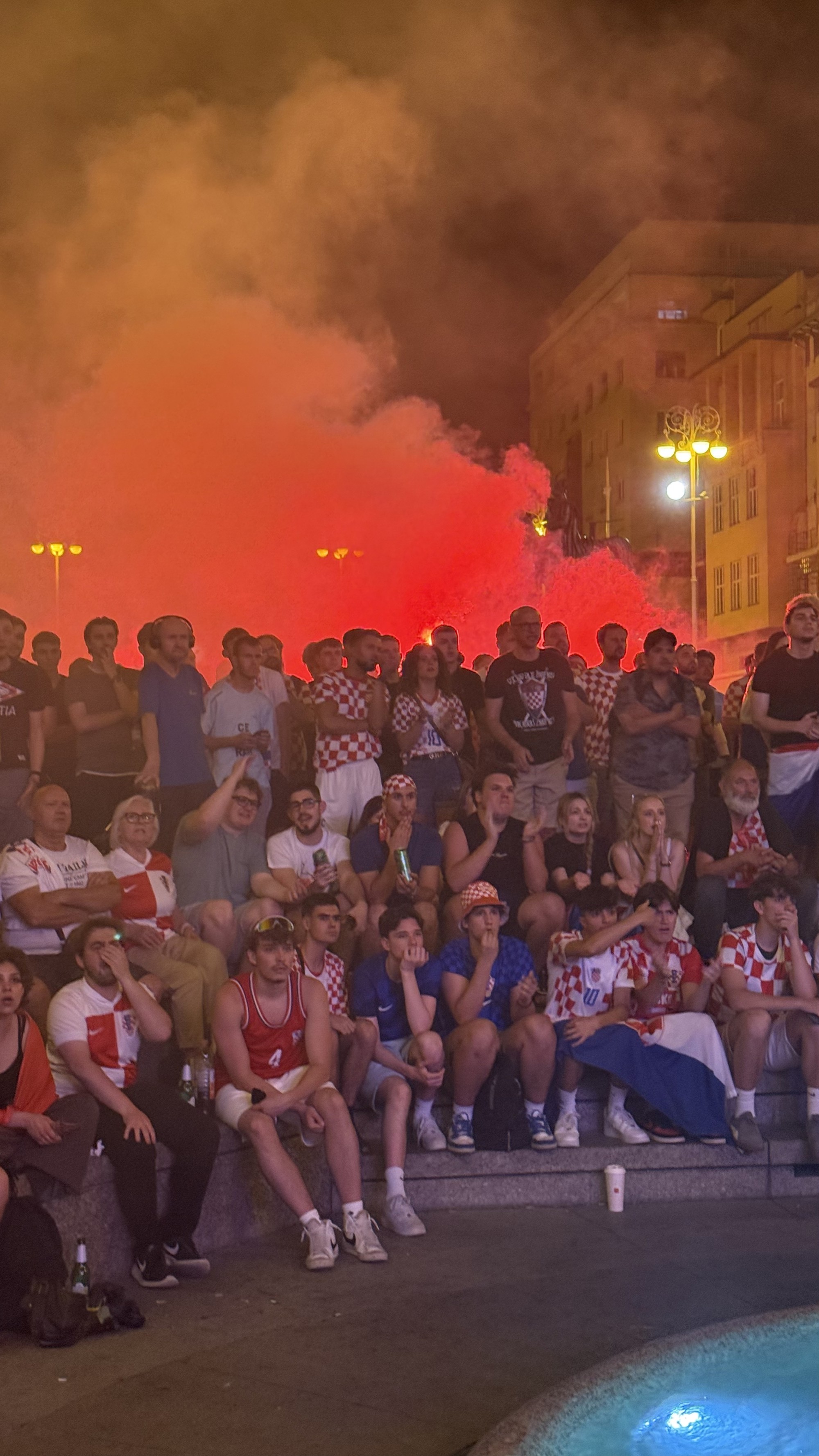 VIDEO Pogledajte reakciju Zagrepčana nakon obrane Livakovića (pale se i baklje)