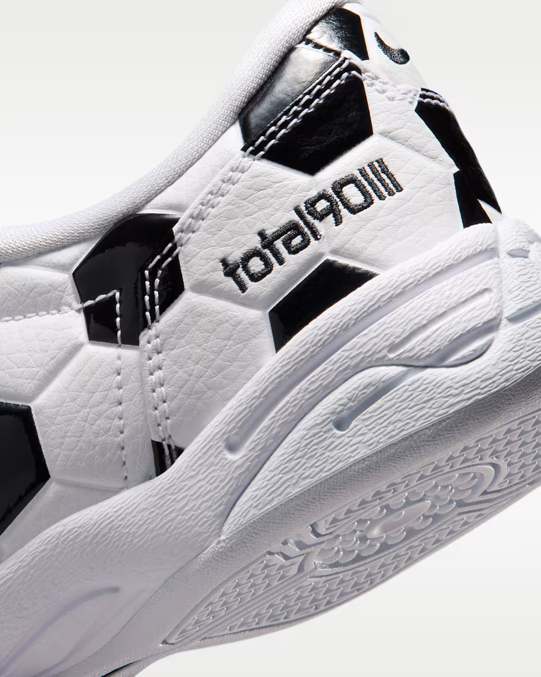Nike je lansirao tenisice koje izgledaju kao nogometna lopta