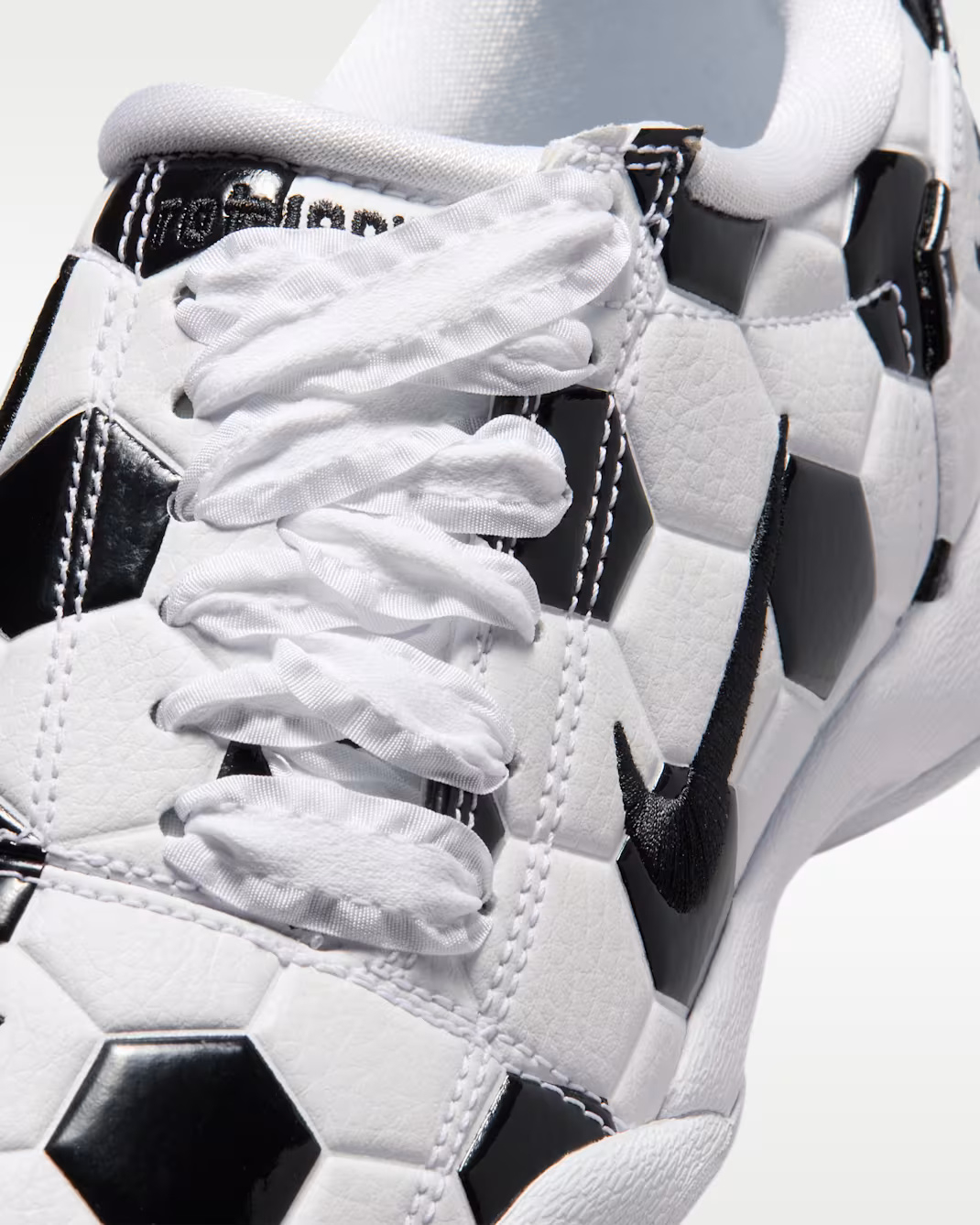 Nike je lansirao tenisice koje izgledaju kao nogometna lopta