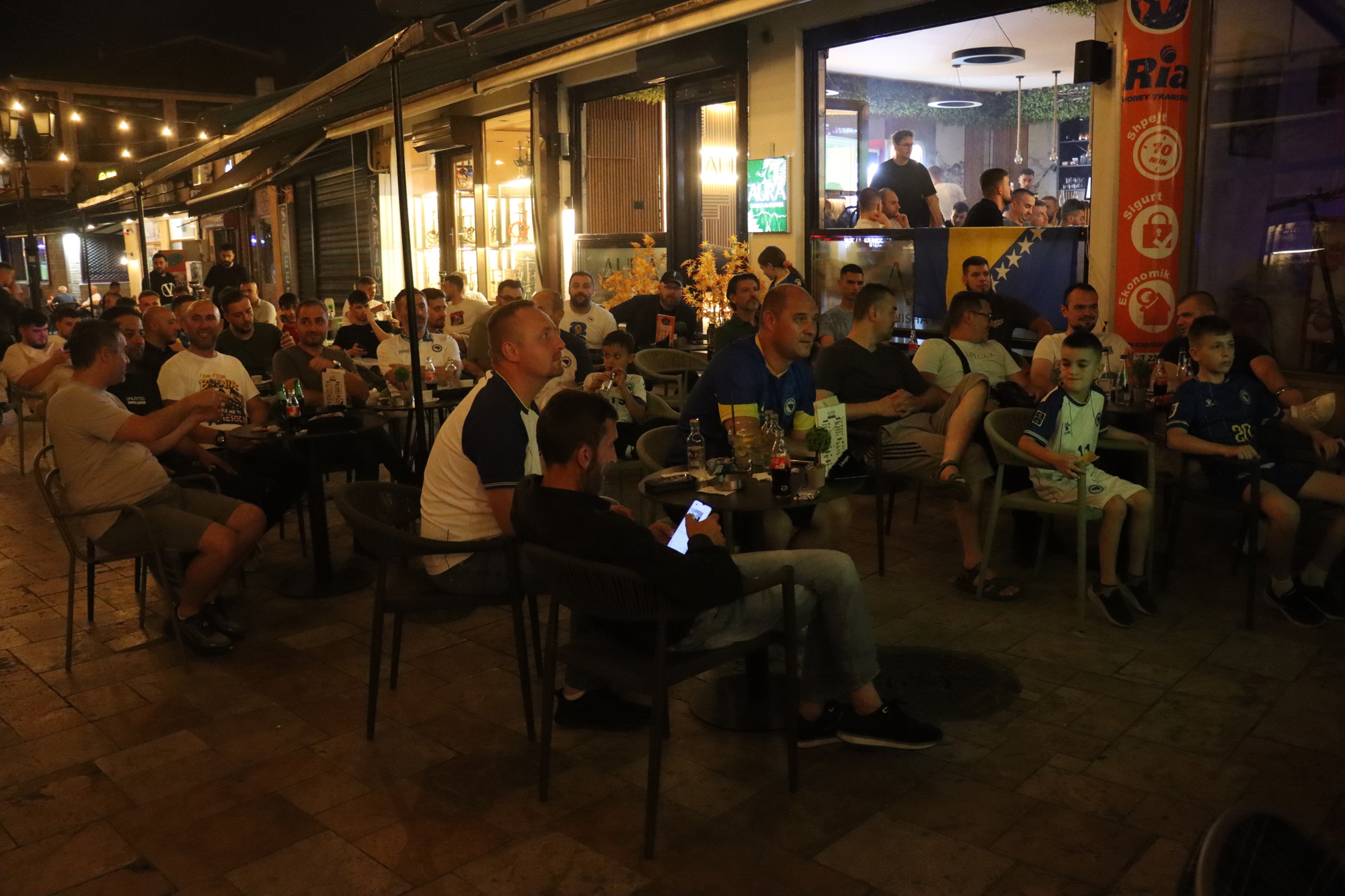 FOTO Pogledajte atmosferu u Skoplju i Novom Pazaru za vrijeme utakmice BiH