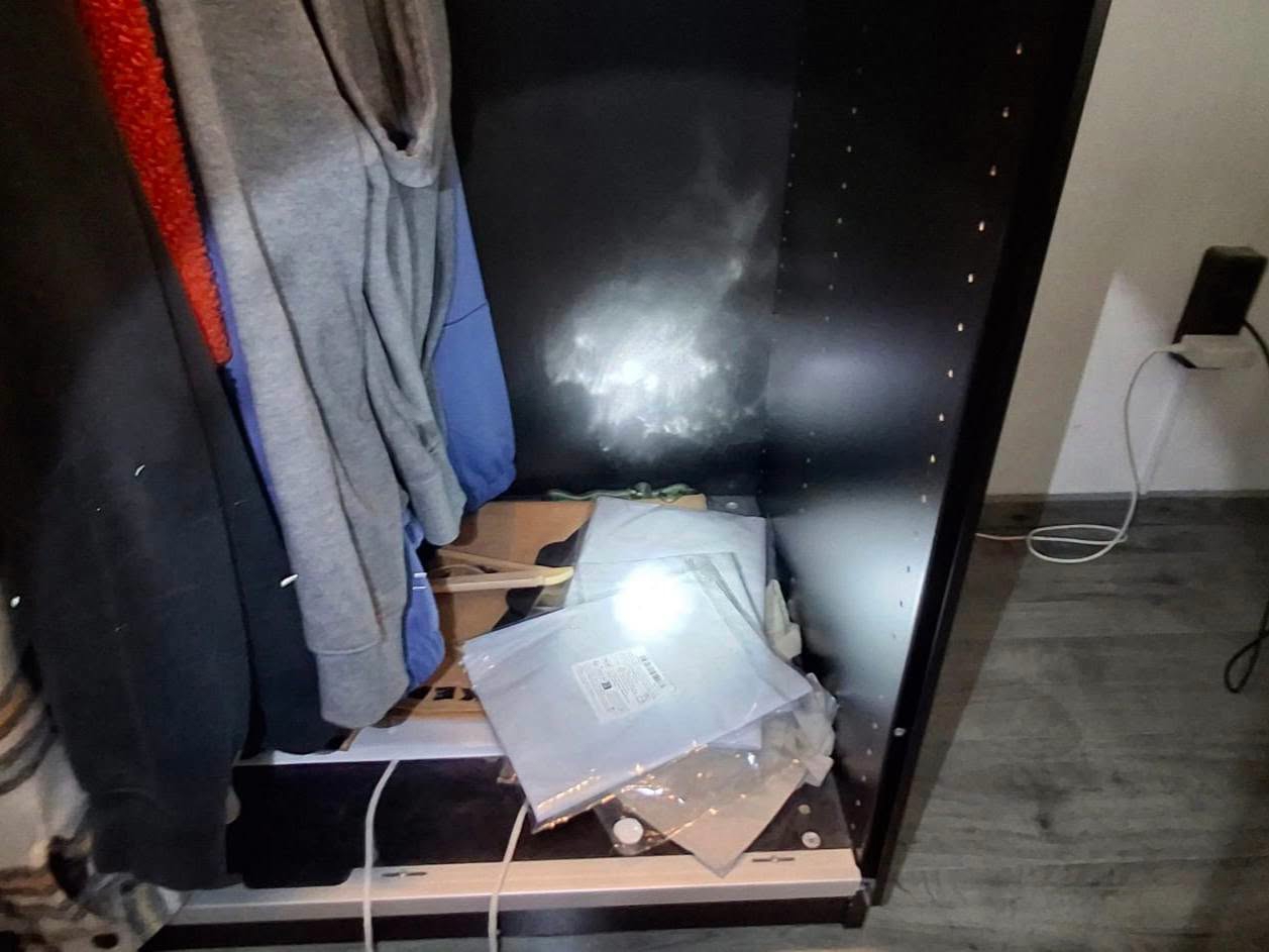 Zmija se zavukla u ormar obitelji iz Gračana, spasili su je djelatnici Dumovca