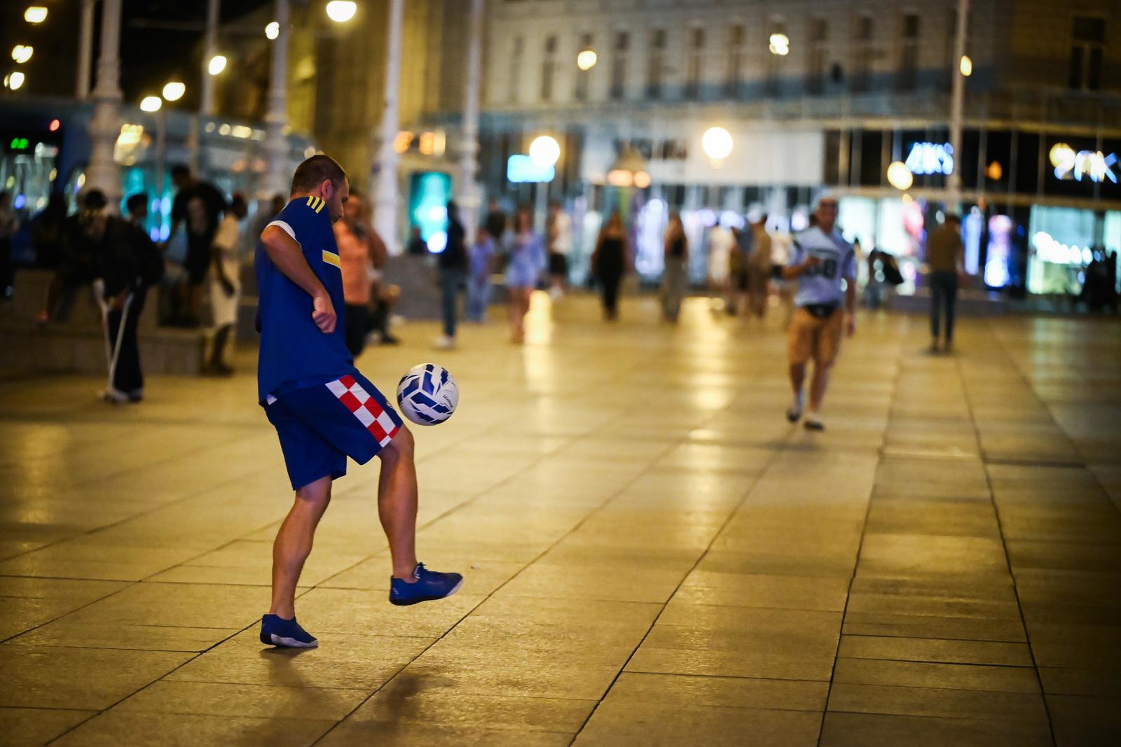 FOTO Baklje, pjesma, kupanje u Manduševcu: I Zagreb je slavio pobjedu BiH