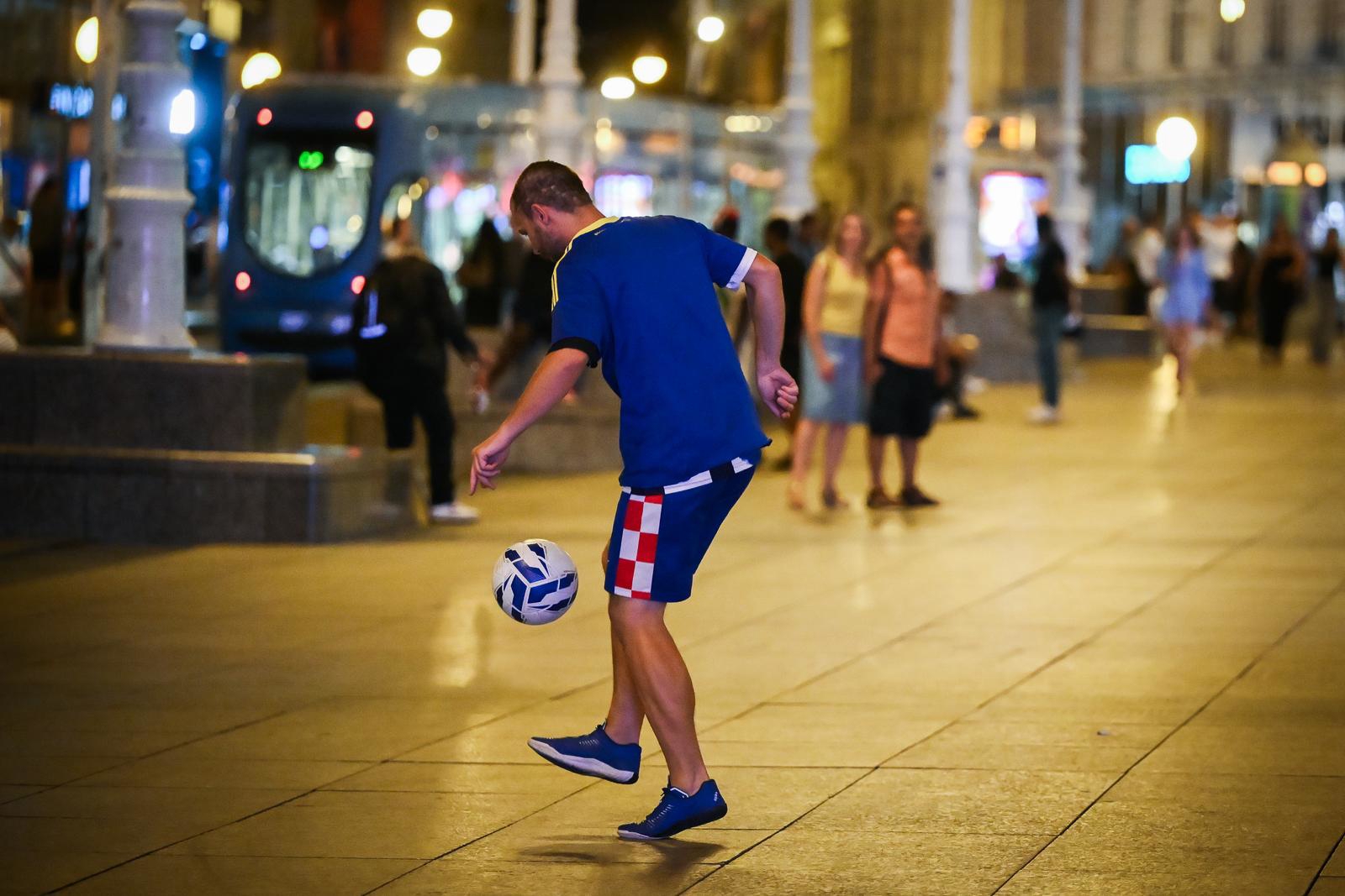 FOTO Baklje, pjesma, kupanje u Manduševcu: I Zagreb je slavio pobjedu BiH