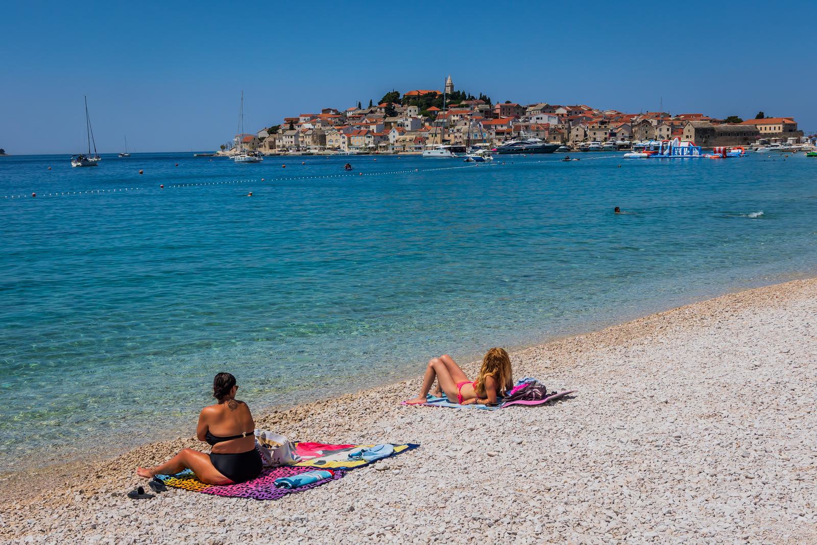 FOTO Ljudi uživaju na plaži u Primoštenu dok se temperature penju iznad 30 °C