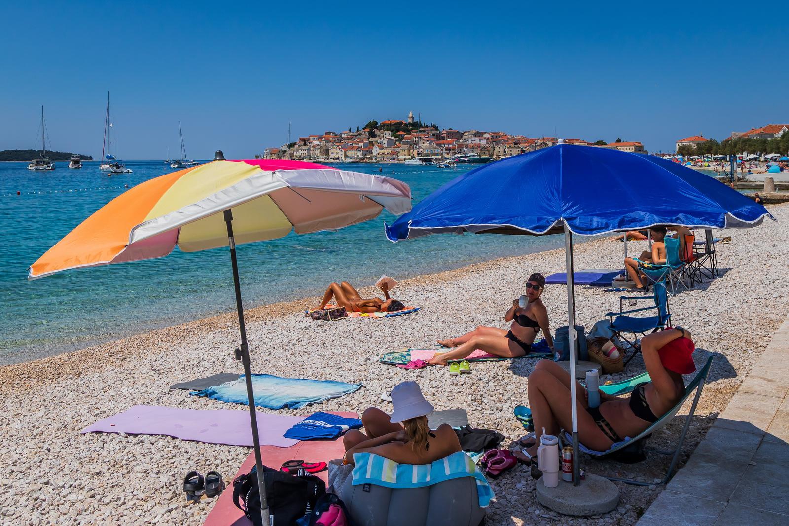FOTO Ljudi uživaju na plaži u Primoštenu dok se temperature penju iznad 30 °C