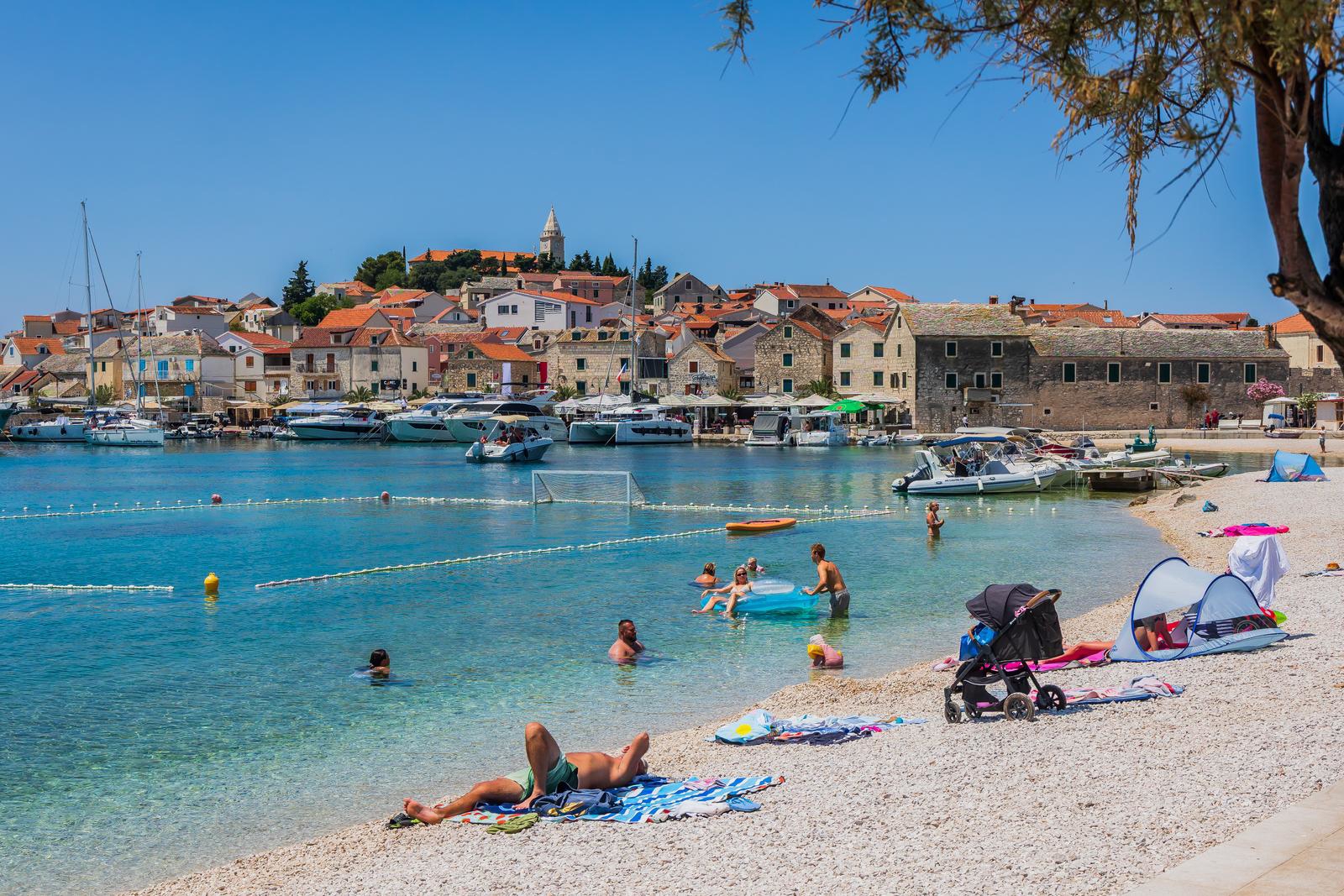 FOTO Ljudi uživaju na plaži u Primoštenu dok se temperature penju iznad 30 °C