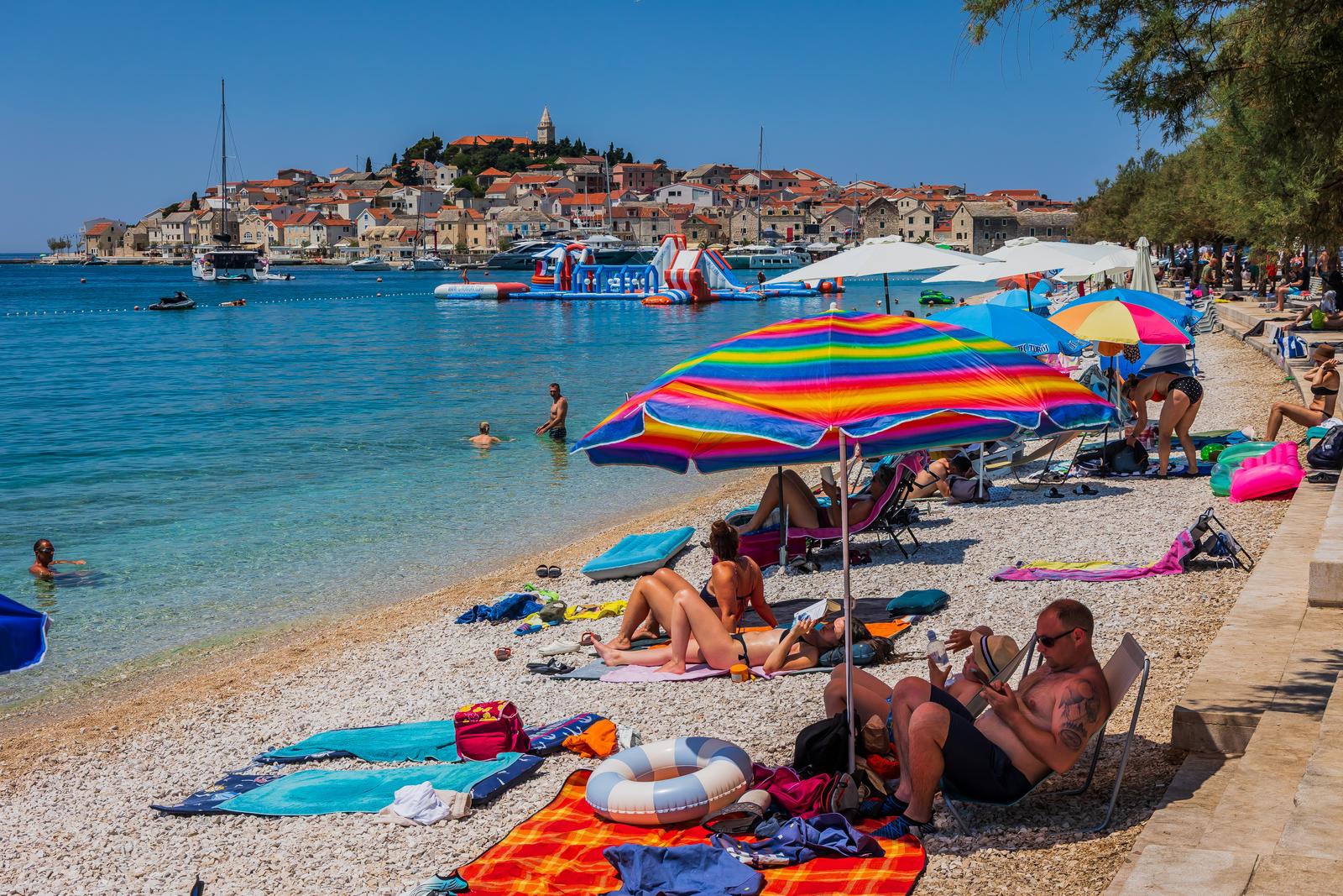 FOTO Ljudi uživaju na plaži u Primoštenu dok se temperature penju iznad 30 °C
