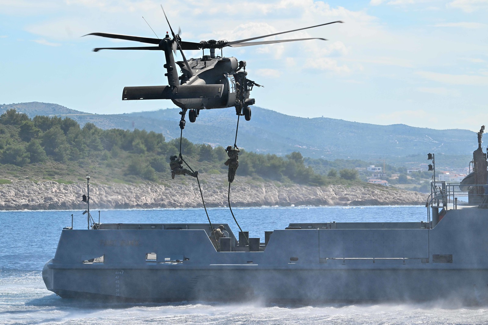 VIDEO Rafalei, Mistral, brodovi i specijalci. Pogledajte veliku vojnu vježbu na moru