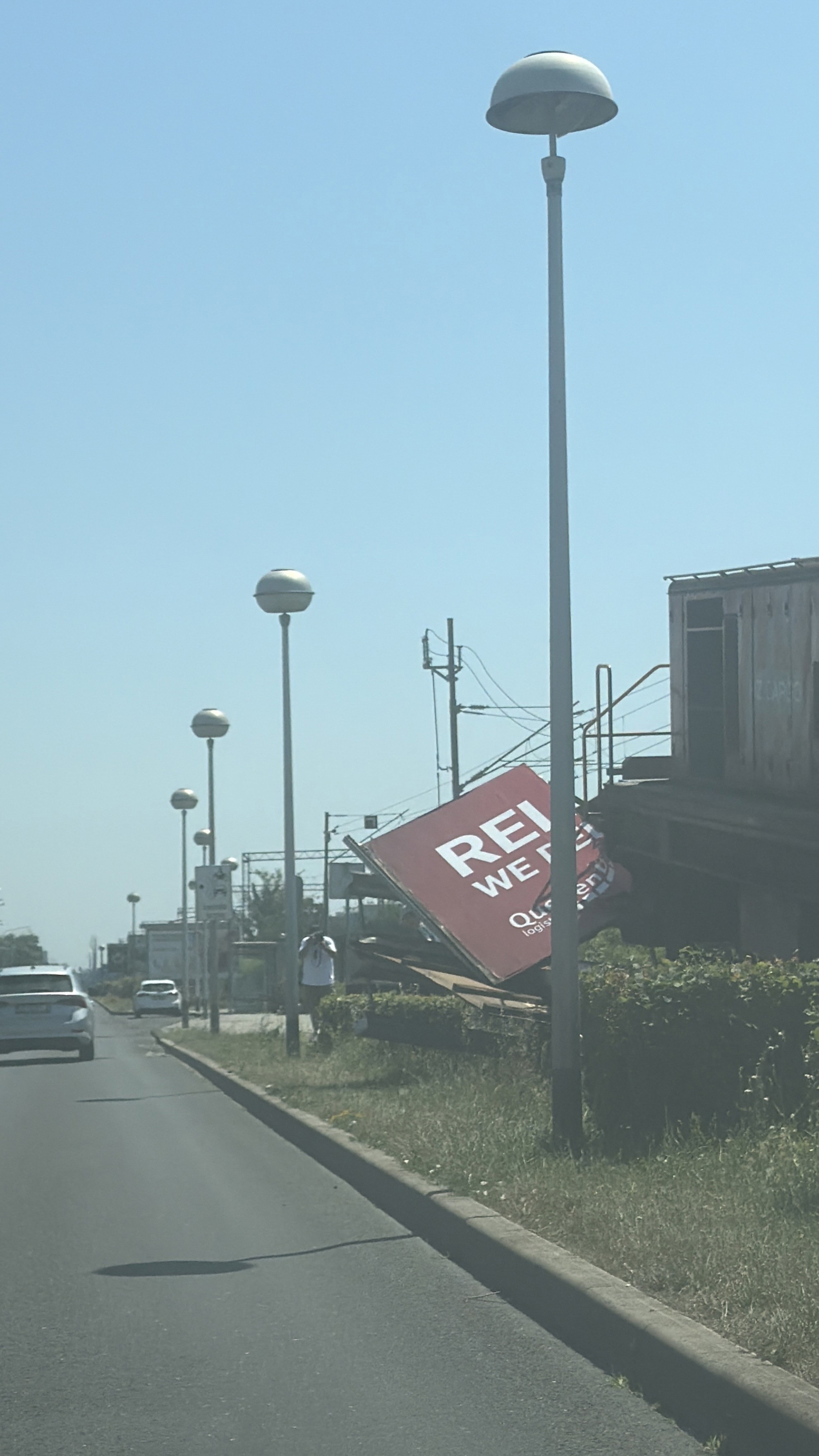 FOTO Teretni vlak iskočio iz tračnica u Zagrebu i udario u jumbo plakat