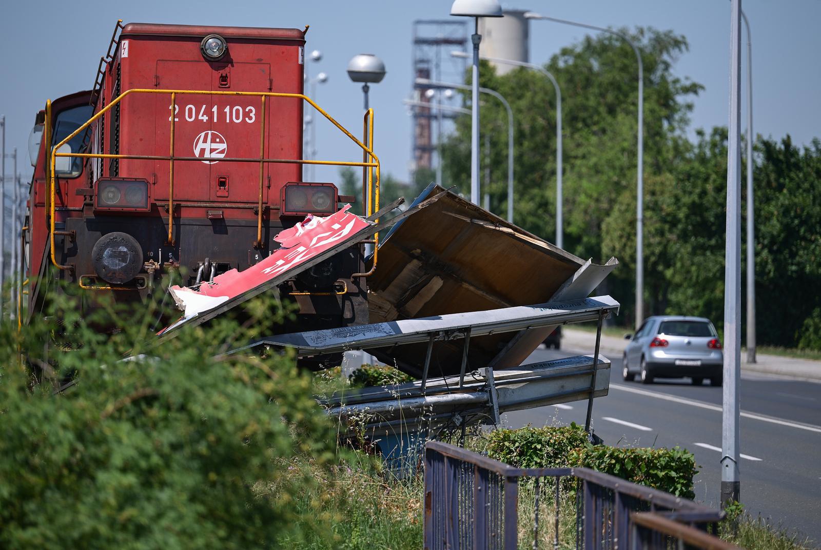 FOTO Teretni vlak iskočio iz tračnica u Zagrebu i udario u jumbo plakat