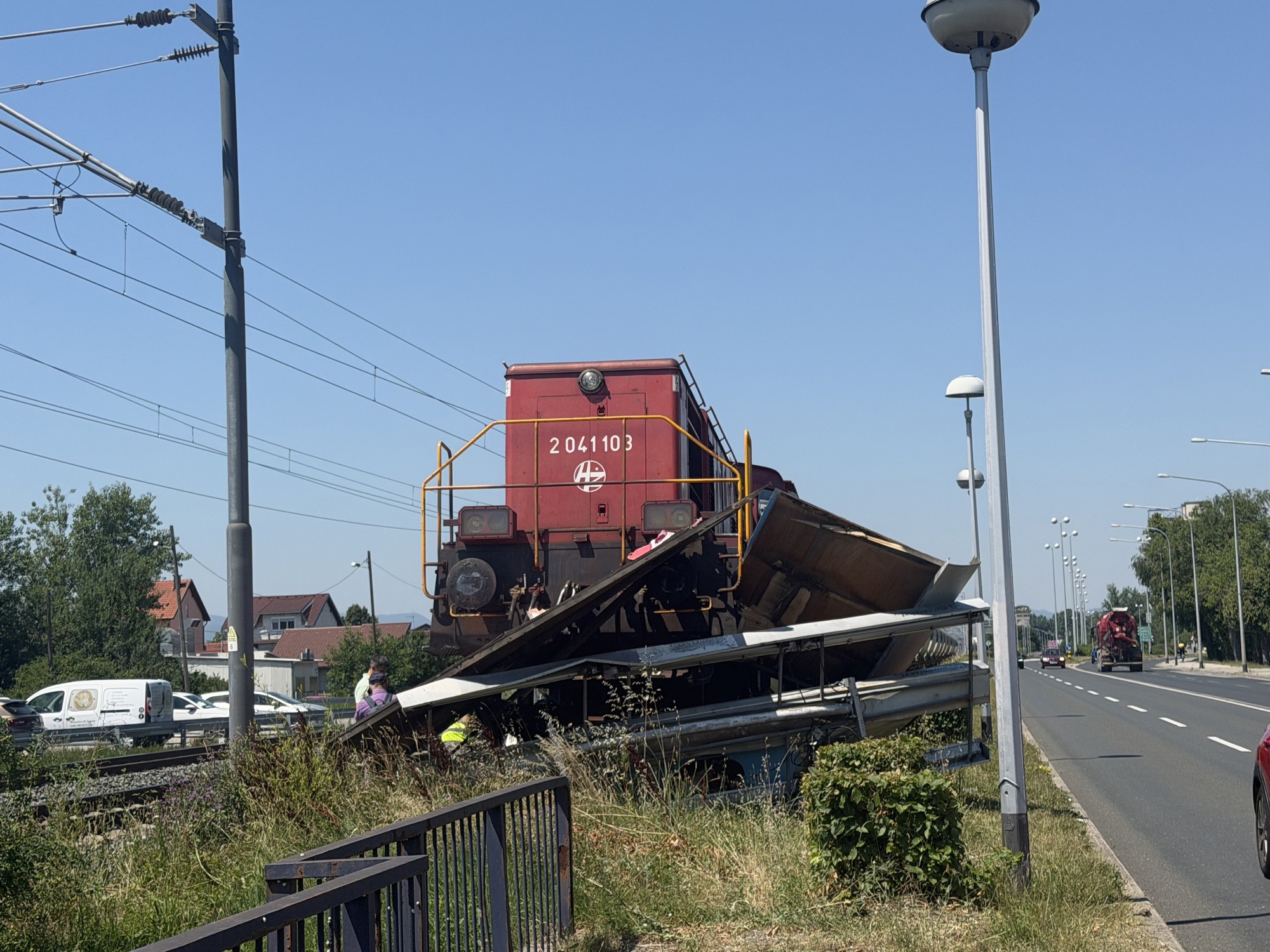 FOTO Teretni vlak iskočio iz tračnica u Zagrebu i udario u jumbo plakat
