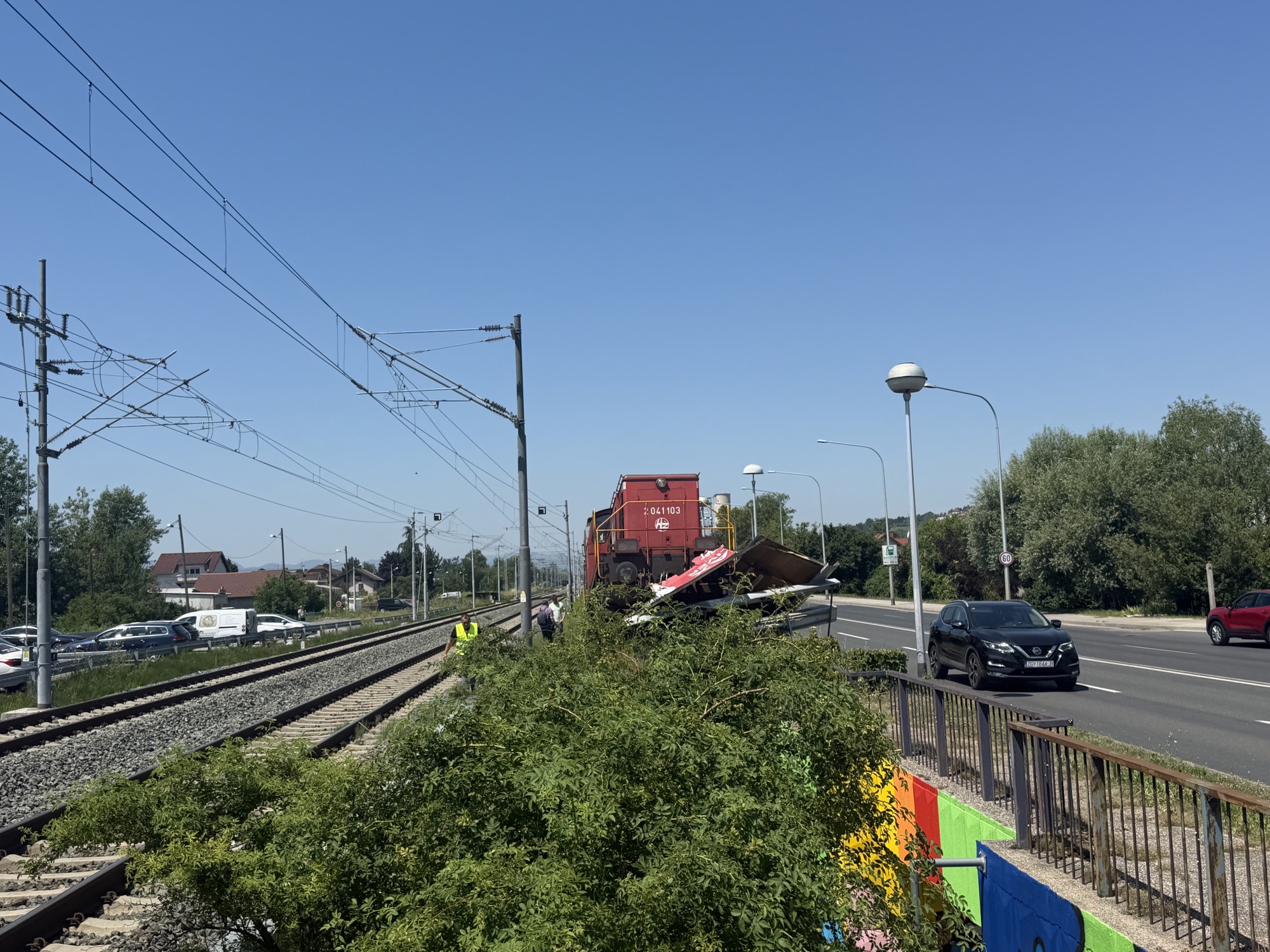 FOTO Teretni vlak iskočio iz tračnica u Zagrebu i udario u jumbo plakat