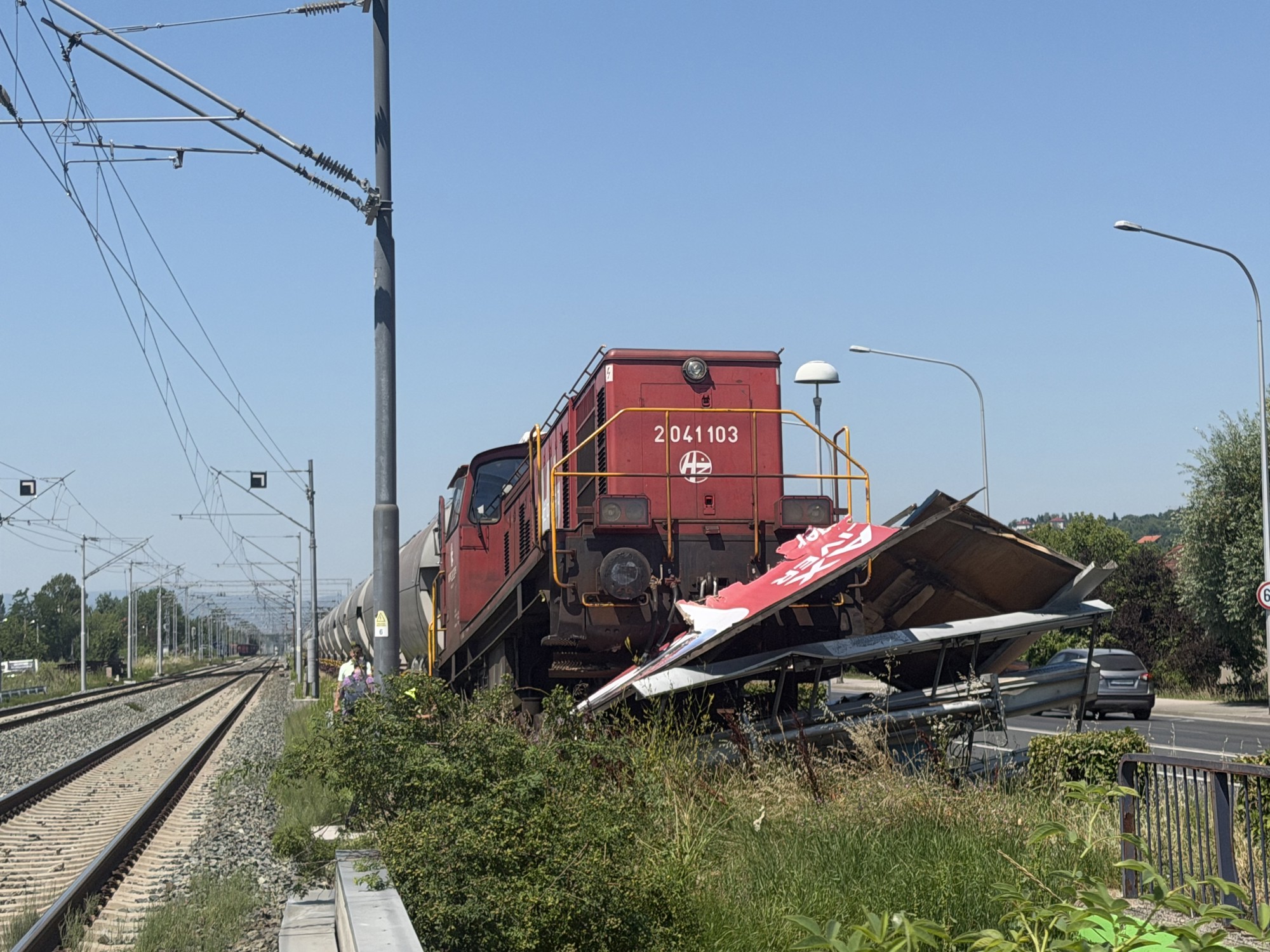 FOTO Teretni vlak iskočio iz tračnica u Zagrebu i udario u jumbo plakat