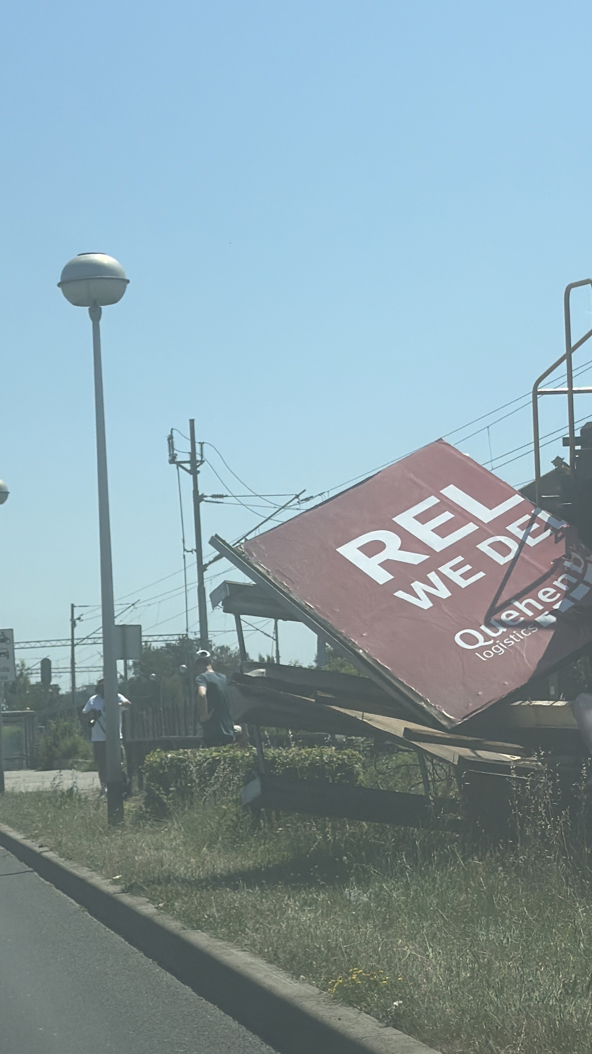 FOTO Teretni vlak iskočio iz tračnica u Zagrebu i udario u jumbo plakat