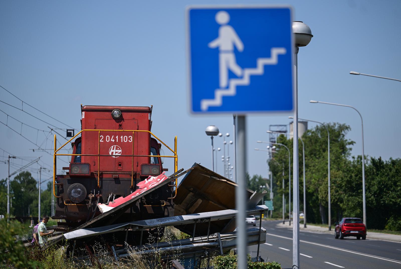 FOTO Teretni vlak iskočio iz tračnica u Zagrebu i udario u jumbo plakat