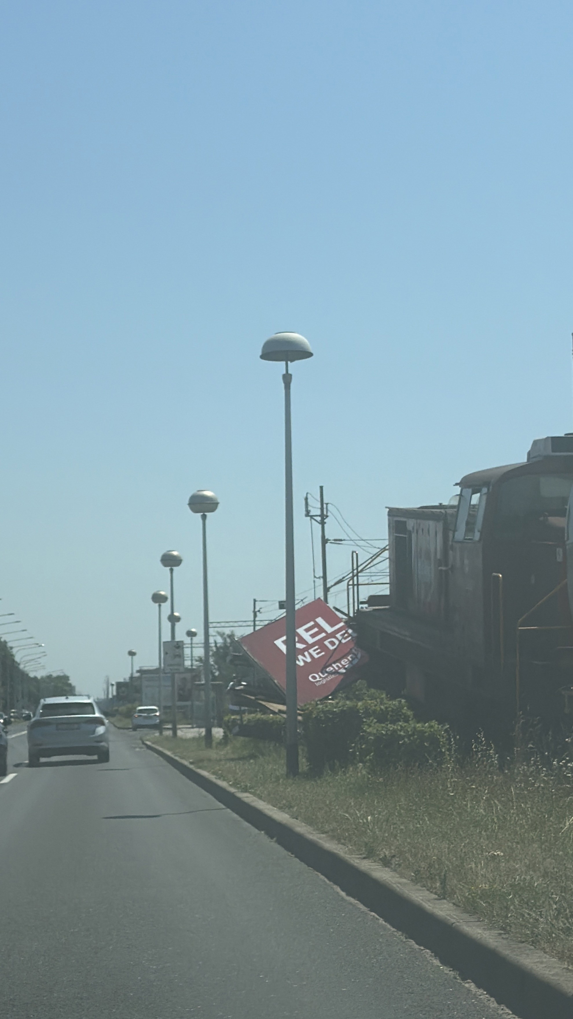 FOTO Teretni vlak iskočio iz tračnica u Zagrebu i udario u jumbo plakat