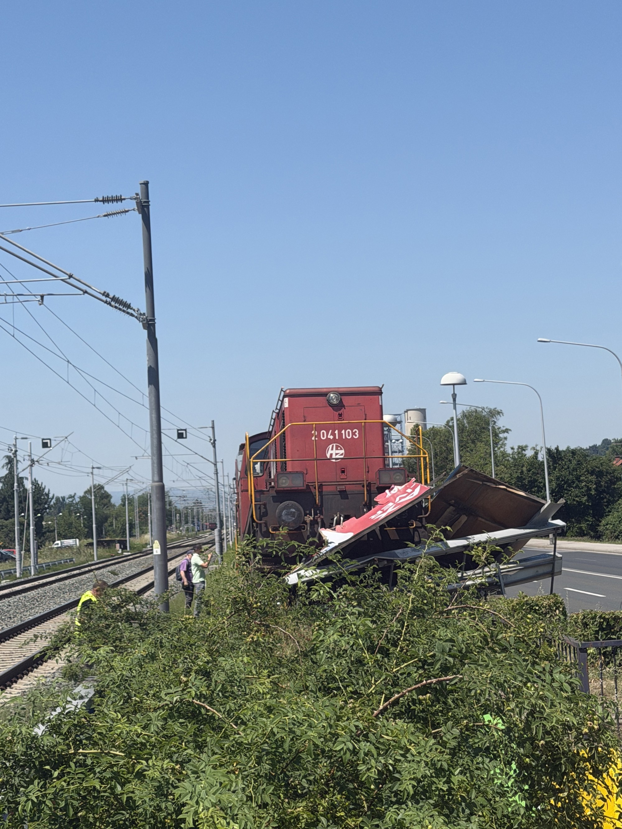 FOTO Teretni vlak iskočio iz tračnica u Zagrebu i udario u jumbo plakat